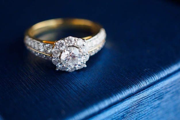 מה ההבדלים הניכרים בין טבעת נישואין לבין טבעת אירוסין?