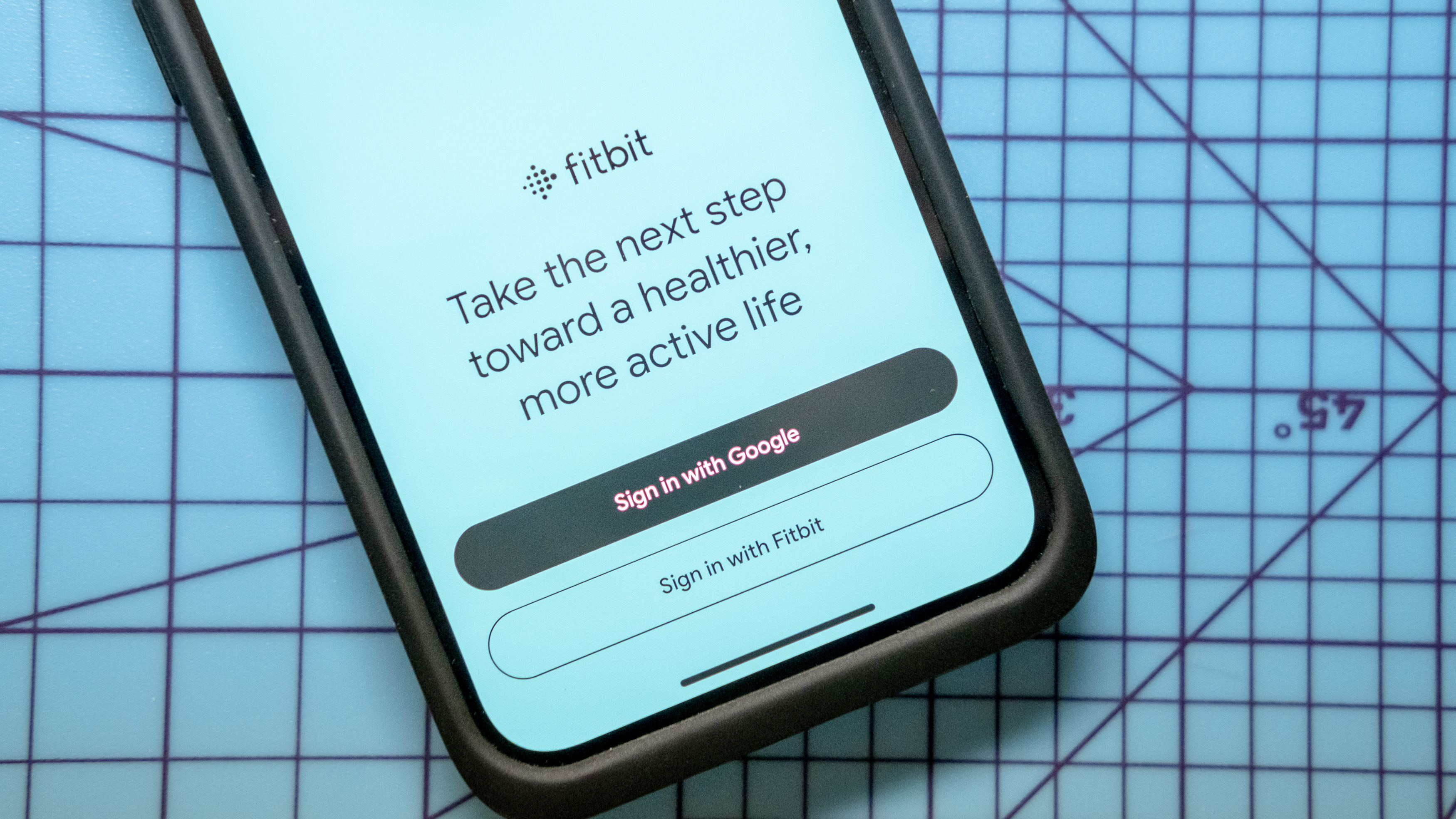 מסך באפליקציית Fitbit ששואל אם משתמשים רוצים להיכנס דרך חשבון Google או Fitbit.
