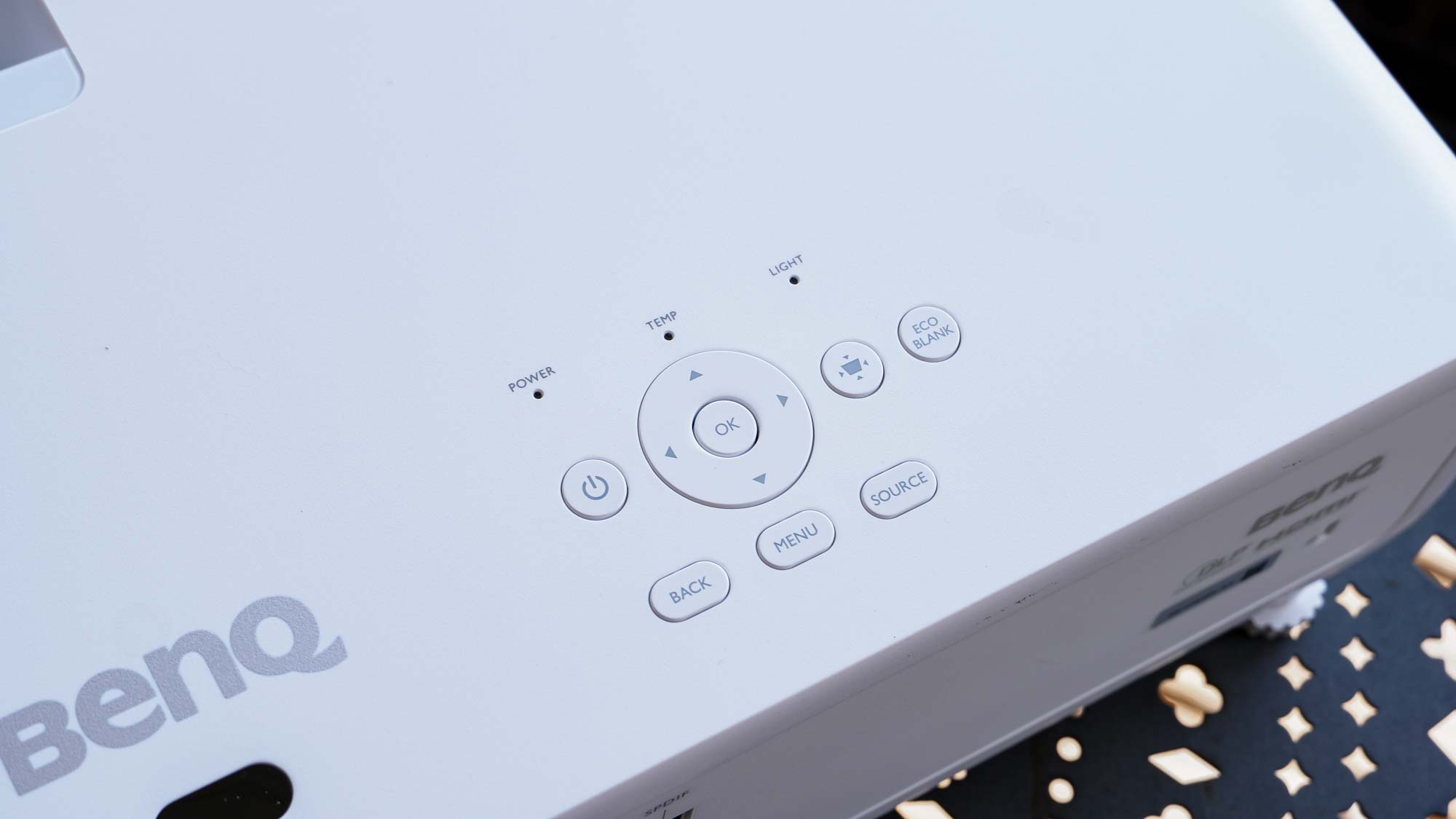 BenQ HT2060 על השולחן