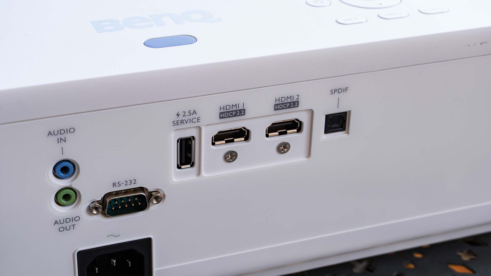 BenQ HT2060 על השולחן