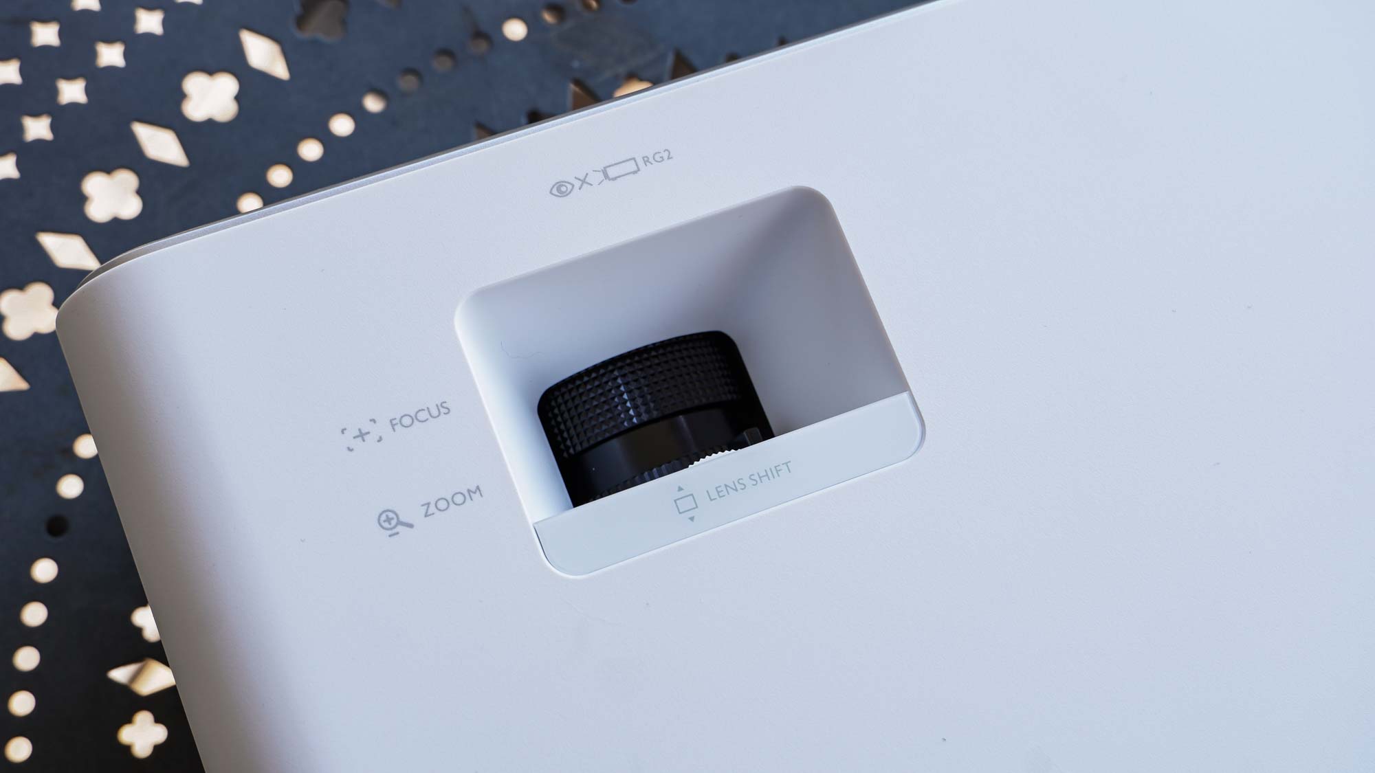 BenQ HT2060 על השולחן