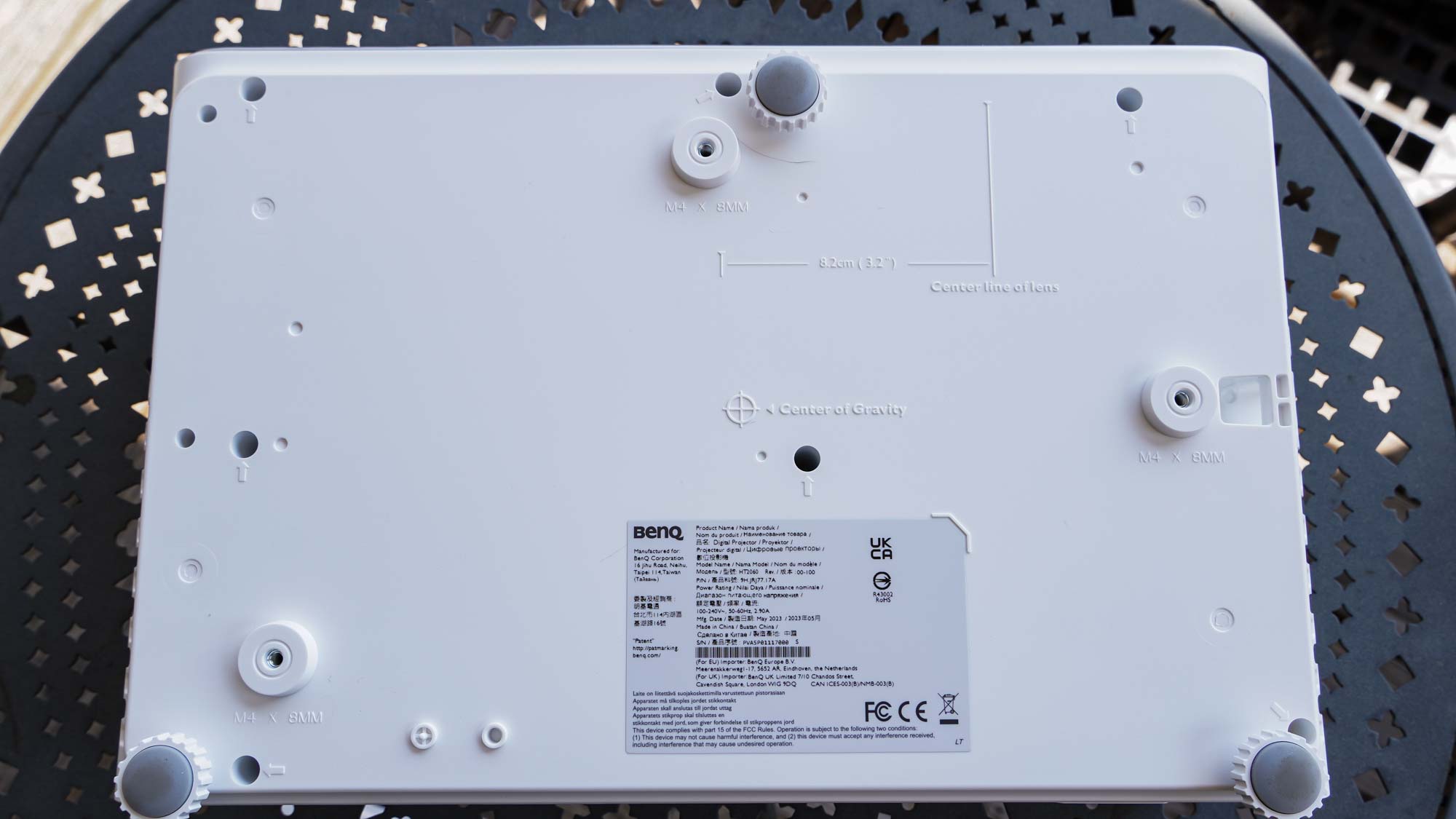 BenQ HT2060 על השולחן