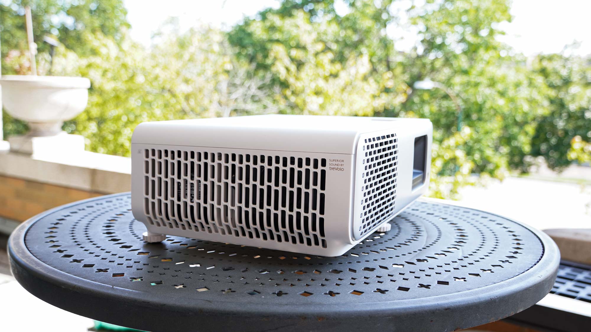 BenQ HT2060 על השולחן