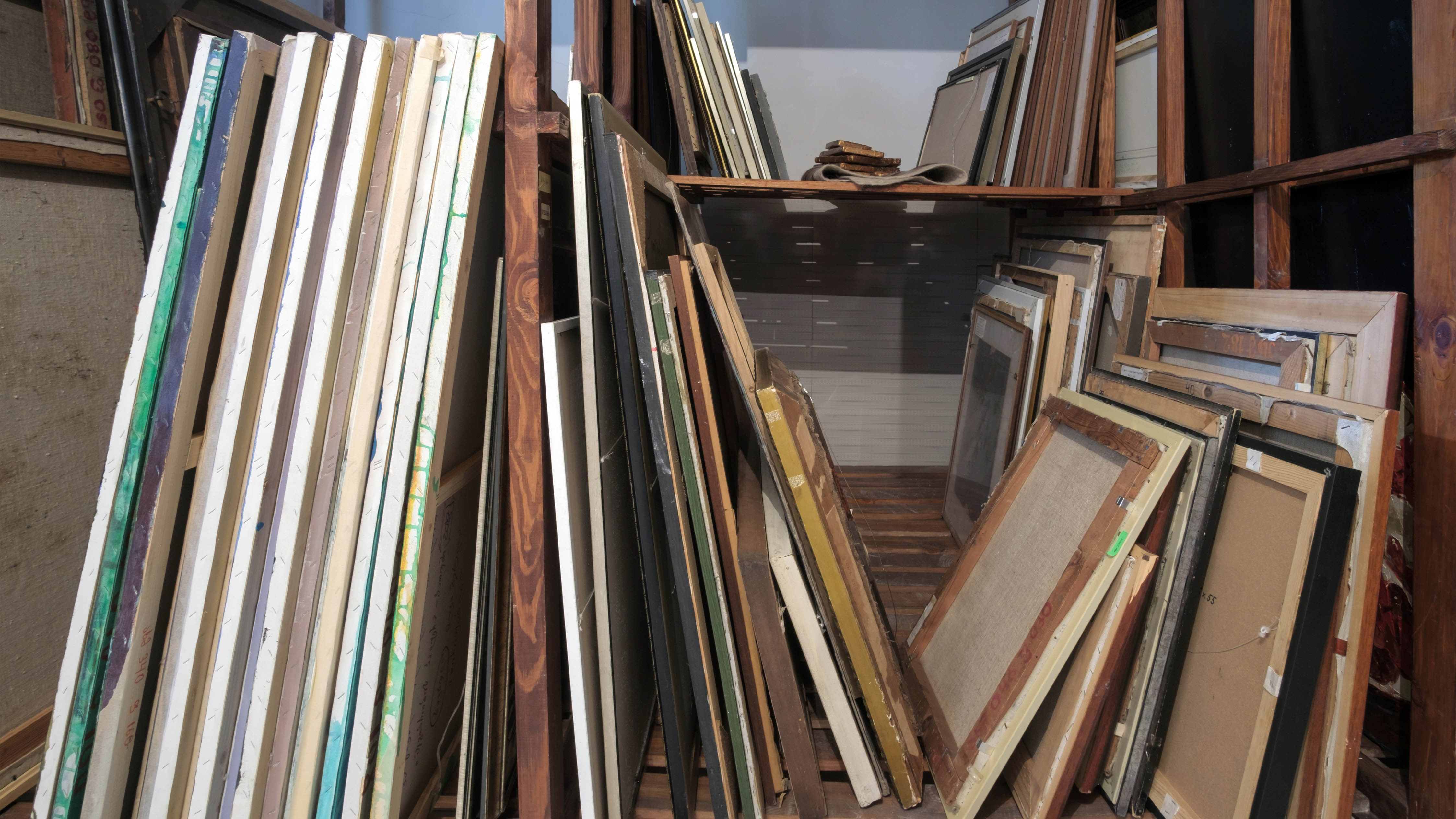 ציורים באחסון