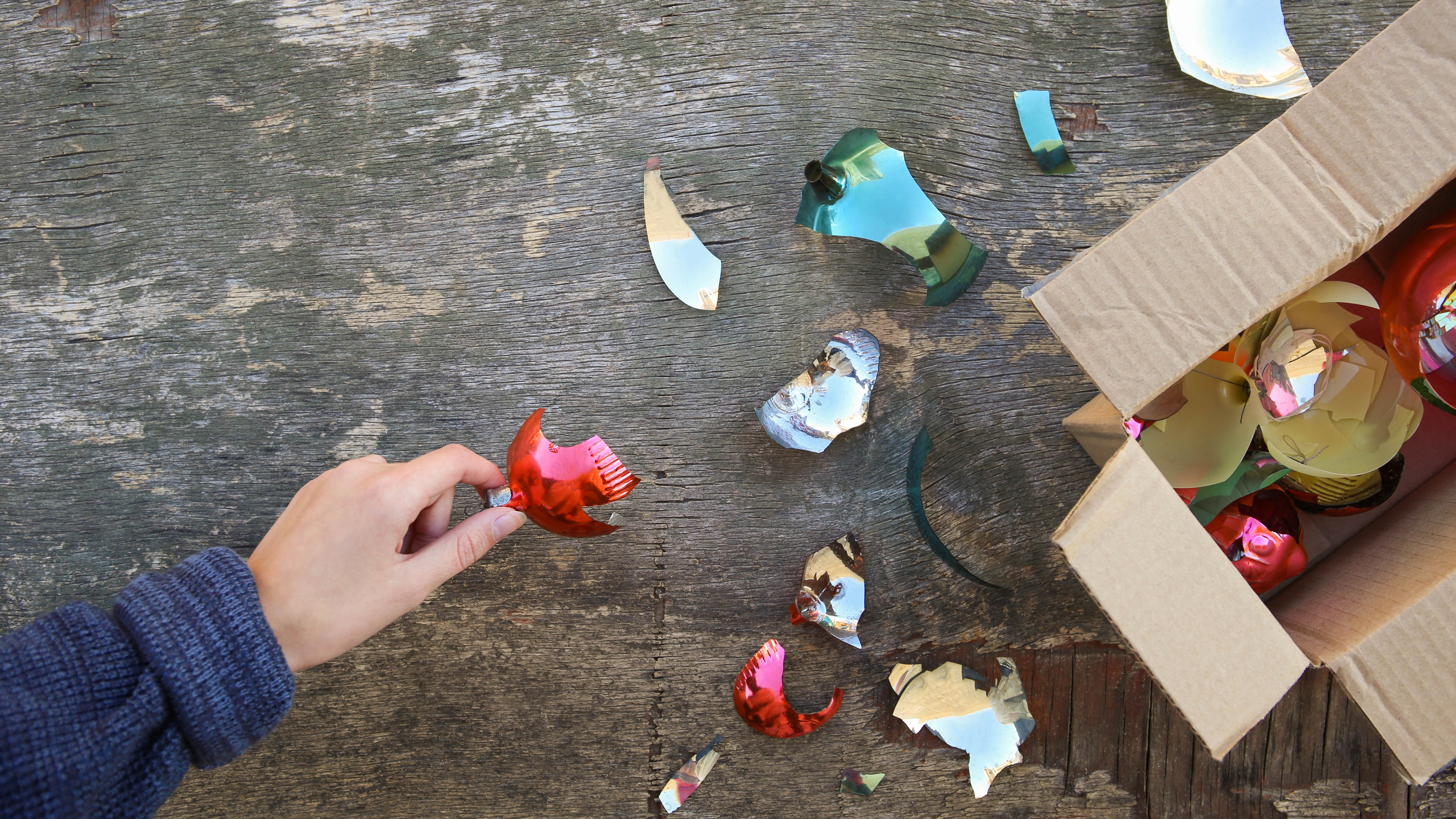 כדורי חג המולד שבורים בקופסה