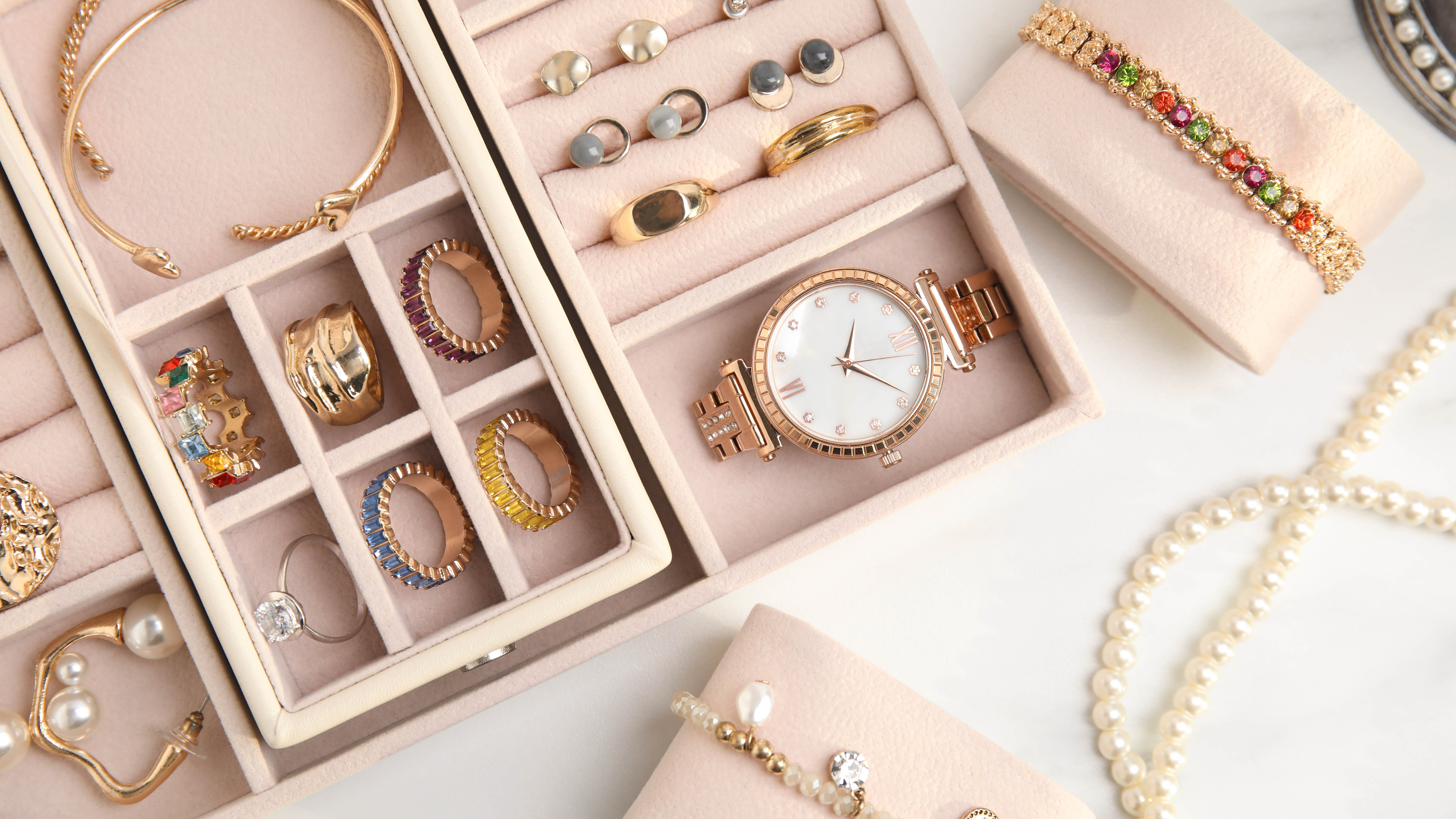 קופסת תכשיטים מלאה בתכשיטים