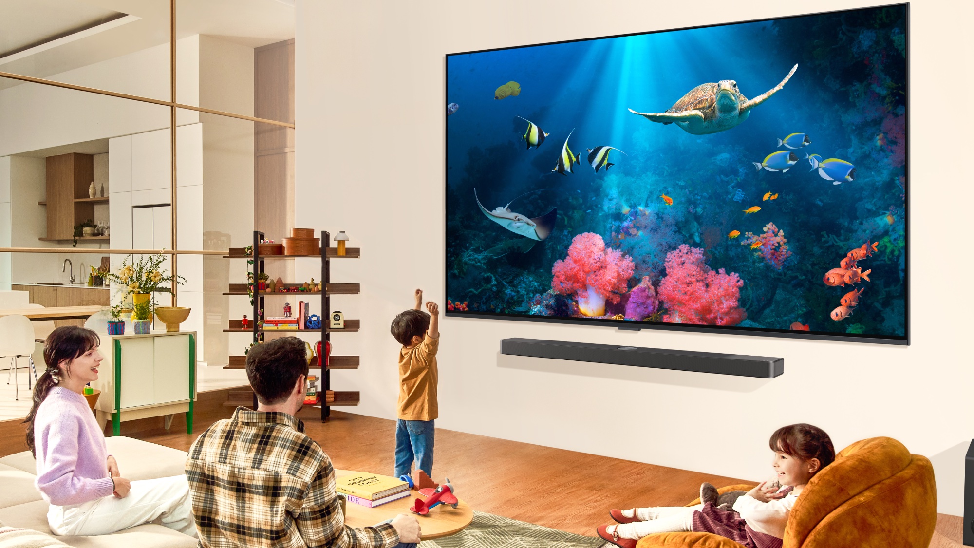 טלוויזיית LG QNED לשנת 2024 בגודל 98 אינץ' עם צפייה משפחתית בסלון