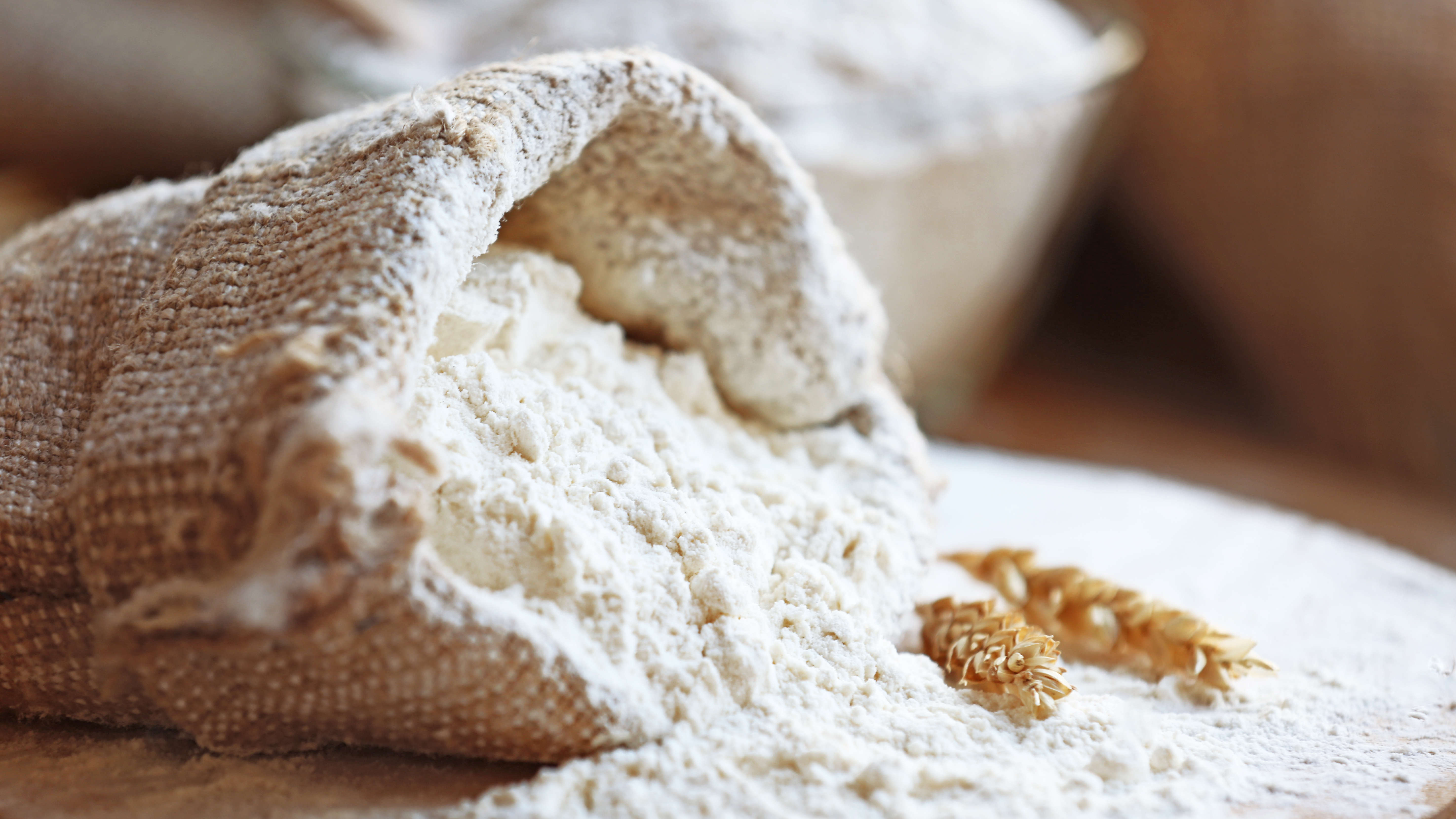 קמח בשקית קמח נשפך על משטח העבודה