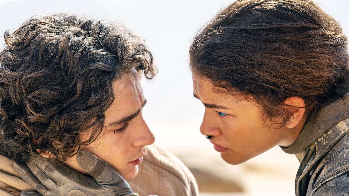 DUNE: PART TWO, (aka DUNE: PART 2, aka DUNE 2), from left: Timothee Chalamet, Zendaya, 2023. ph: Niko Tavernise / © Warner Bros. / Courtesy Everett Collection