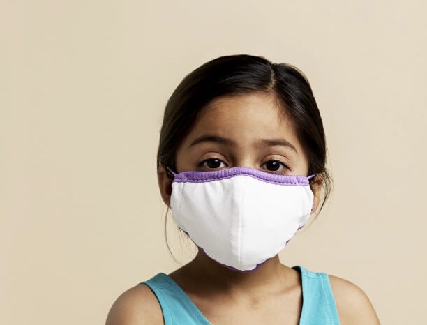 ילד לובש את מסכת הפנים הסגולה