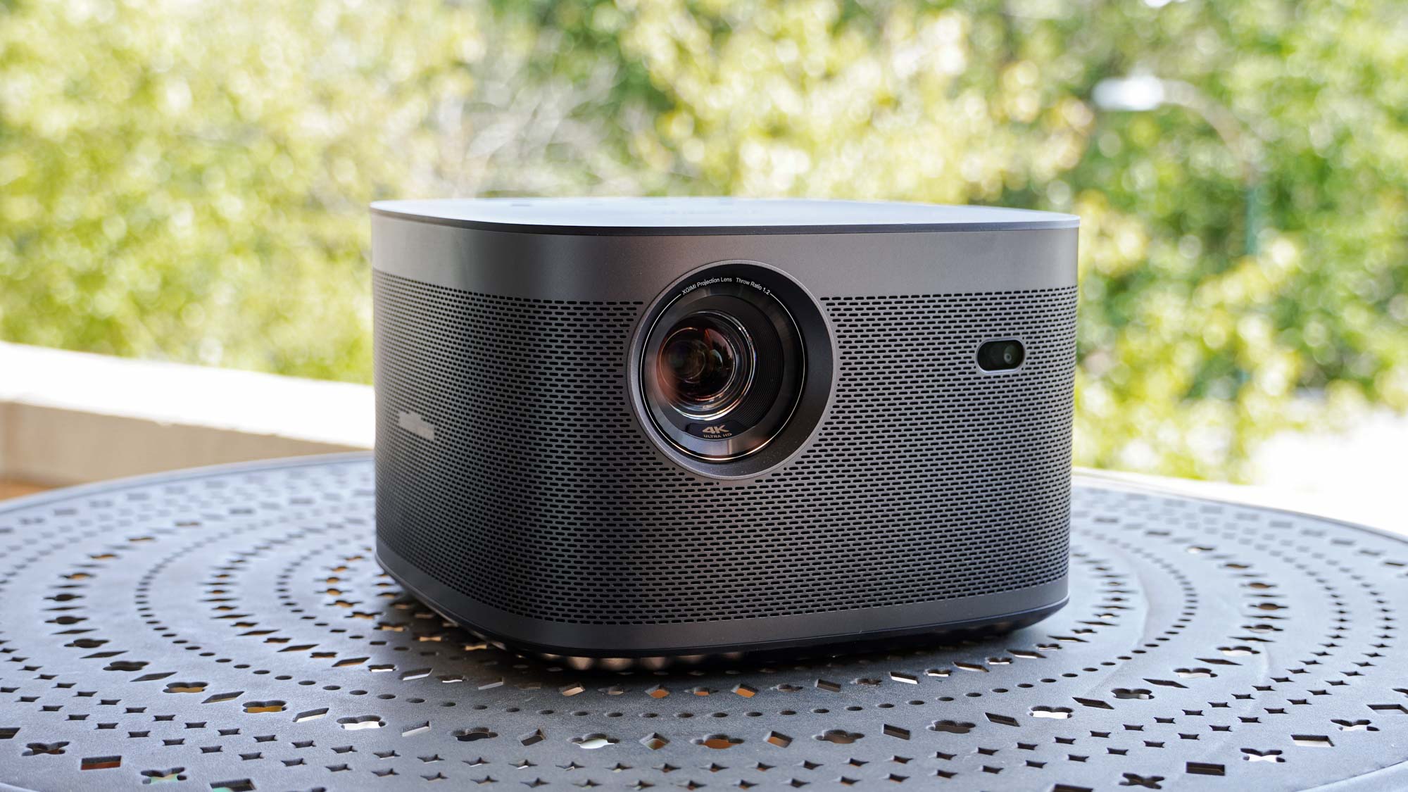 מקרן Xgimi Horizon Pro על שולחן