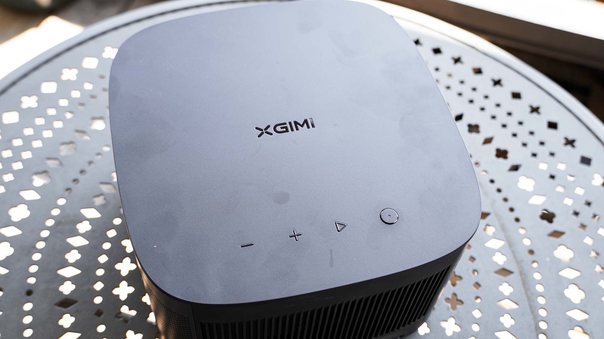 מקרן Xgimi Horizon Pro על שולחן