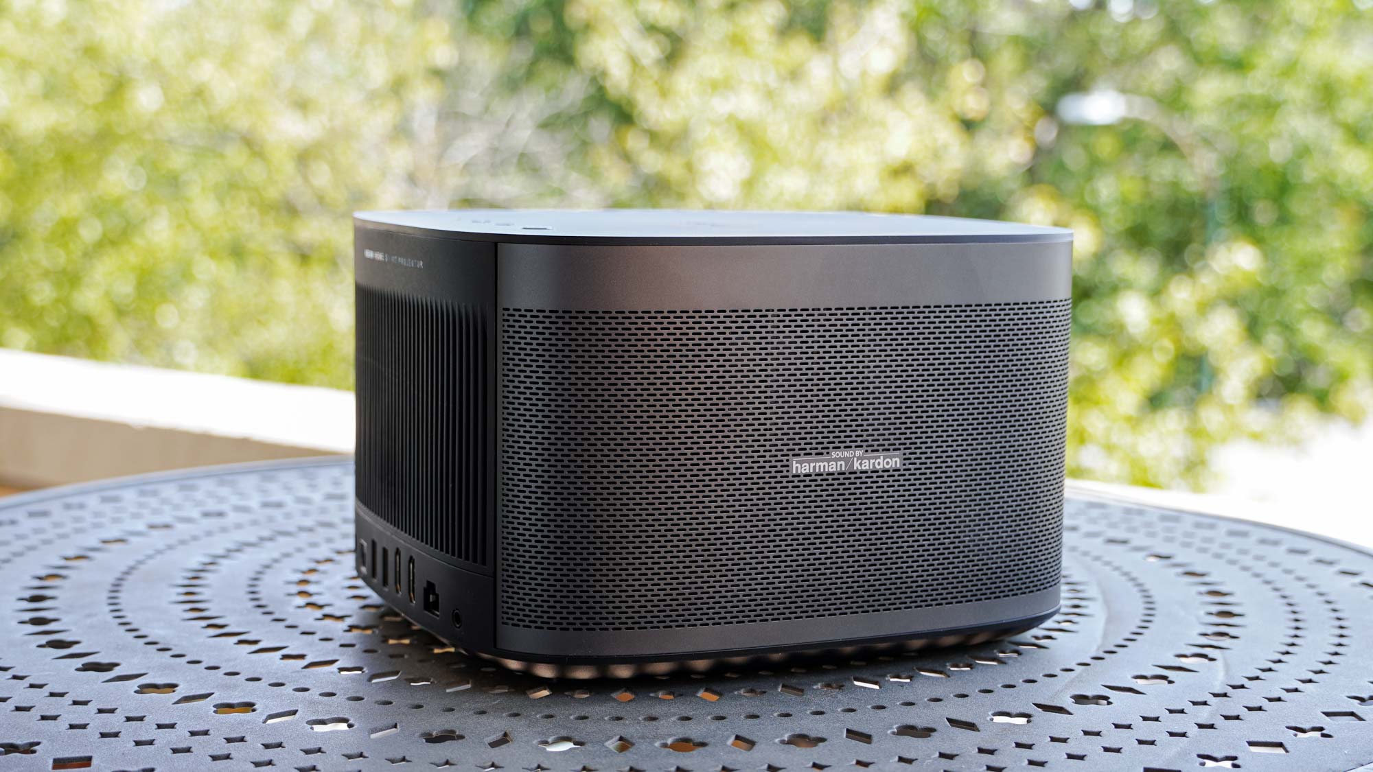 מקרן Xgimi Horizon Pro על שולחן