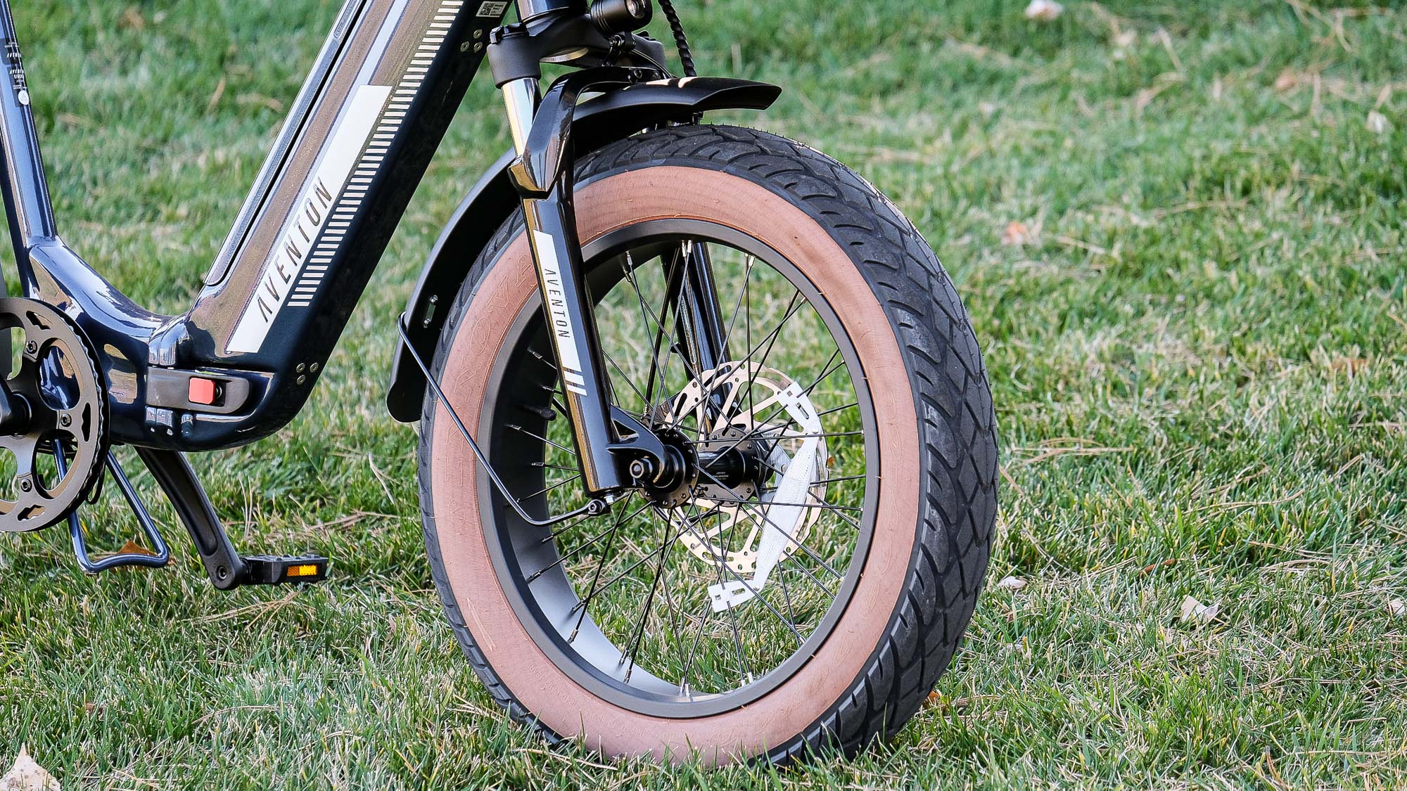 Aventon Sinch.2 אופניים חשמליים חונים בדשא