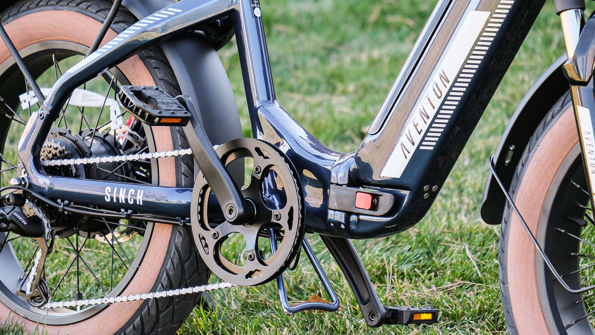 Aventon Sinch.2 אופניים חשמליים חונים בדשא