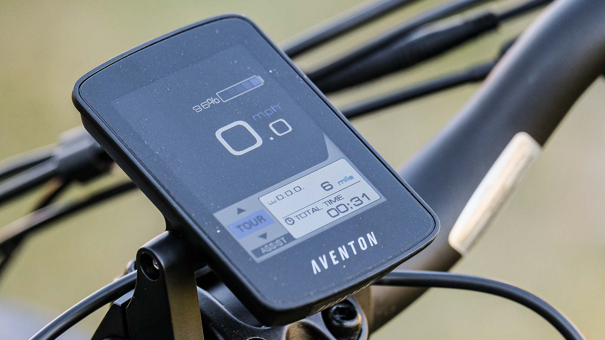 Aventon Sinch.2 אופניים חשמליים חונים בדשא