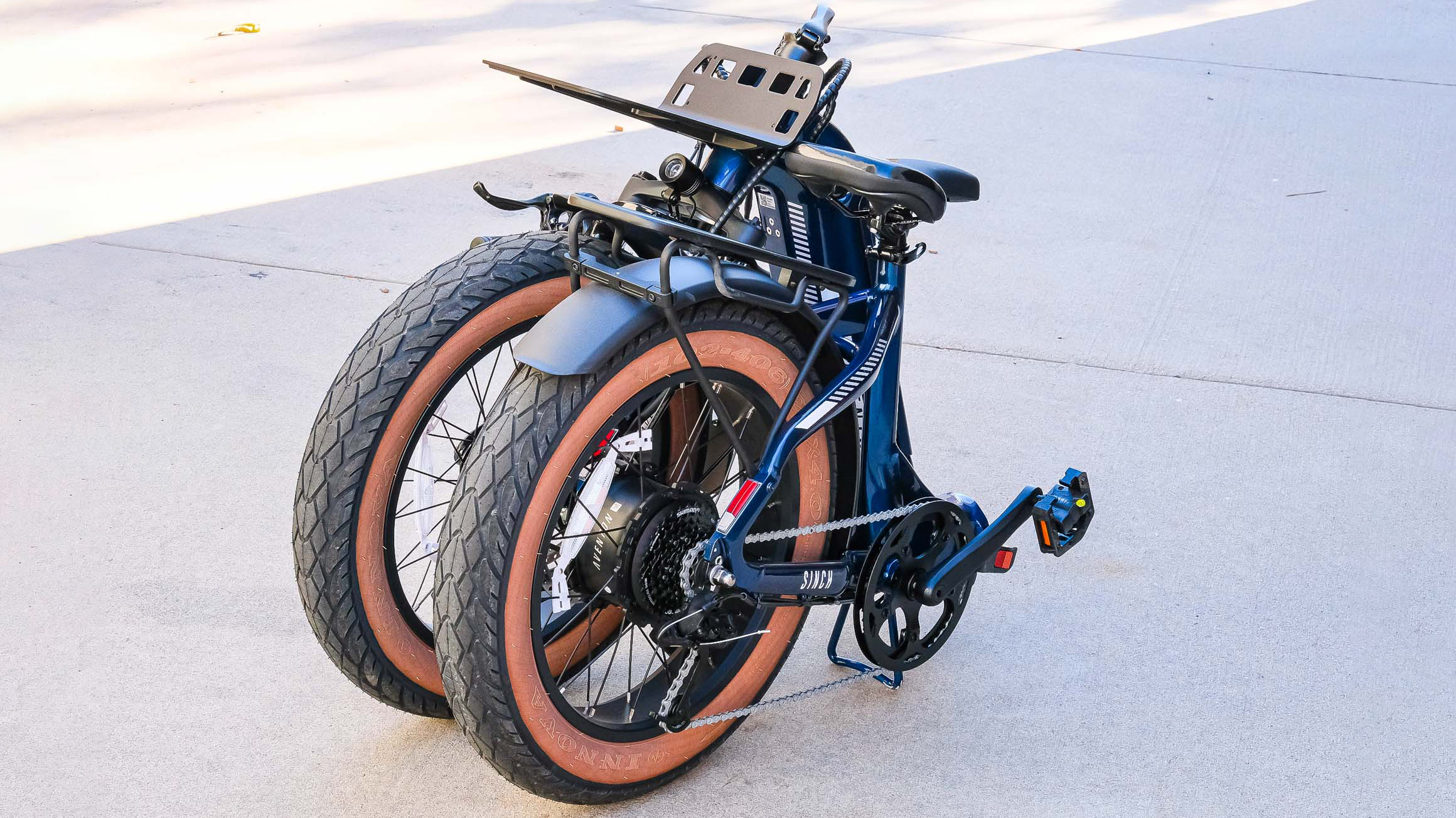 Aventon Sinch.2 אופניים חשמליים חונים בדשא