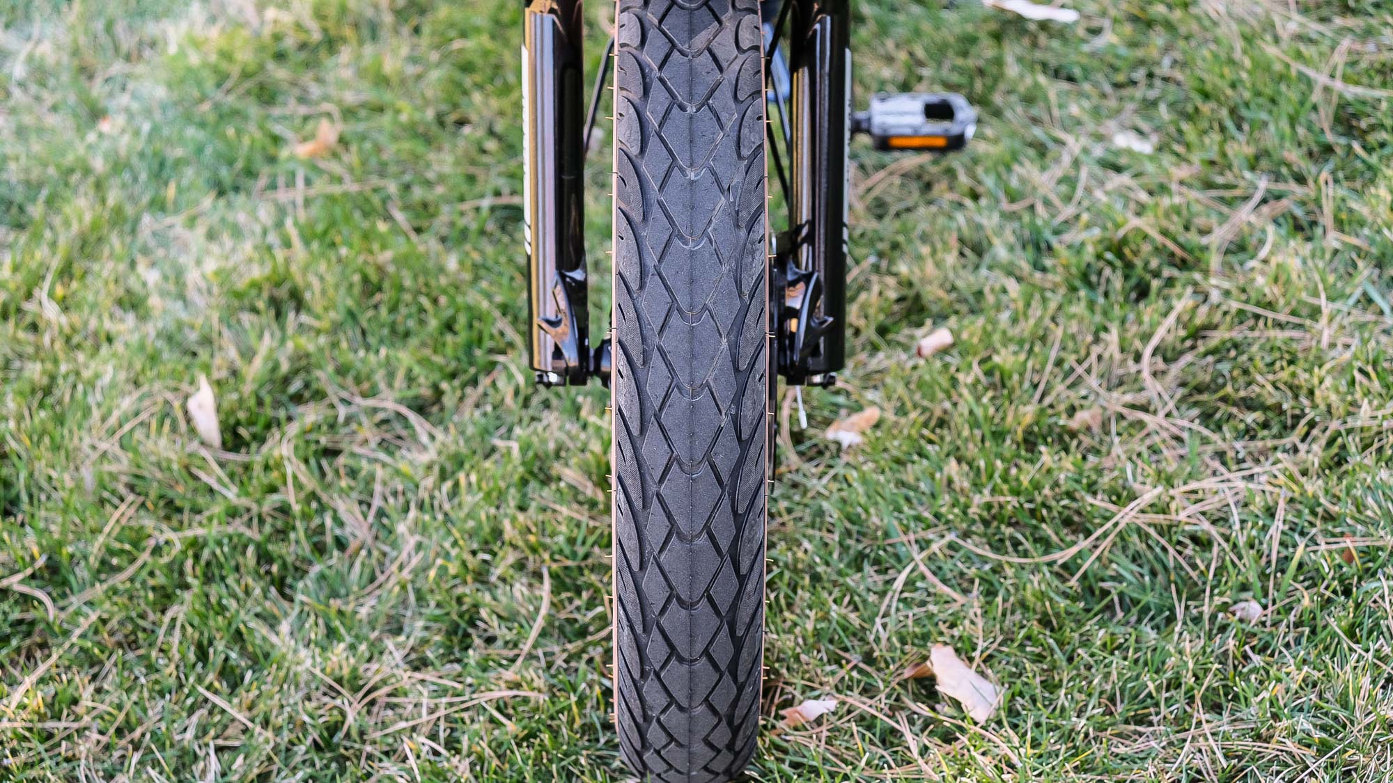 Aventon Sinch.2 אופניים חשמליים חונים בדשא