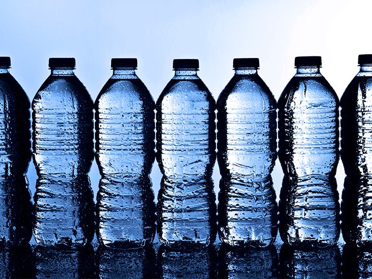 מספר עצום של חלקיקי פלסטיק שנמצאו בבקבוקי מים.  האם הם מזיקים לבריאות?