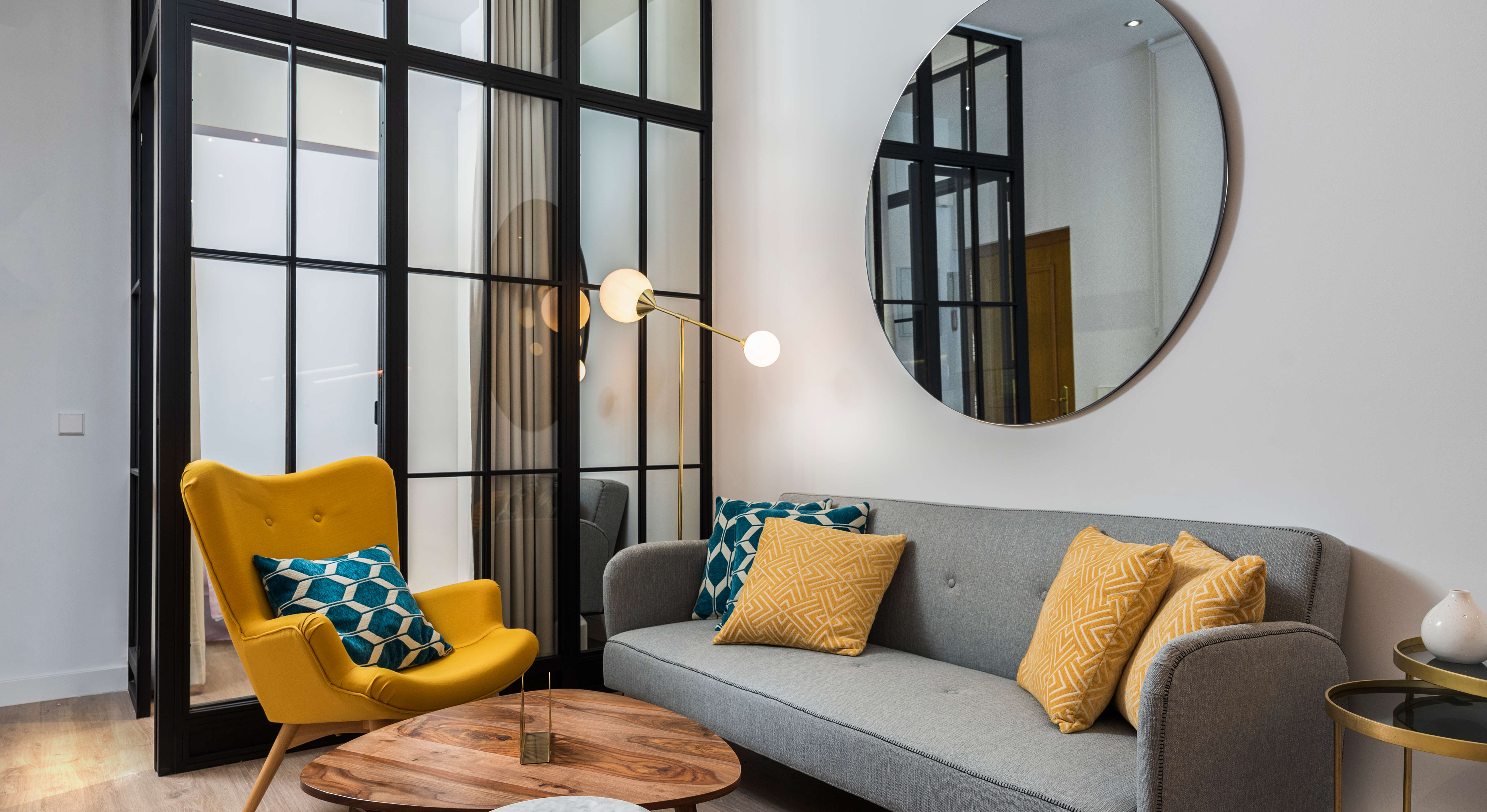 סלון מודרני עם מראה גדולה מחזירה אור