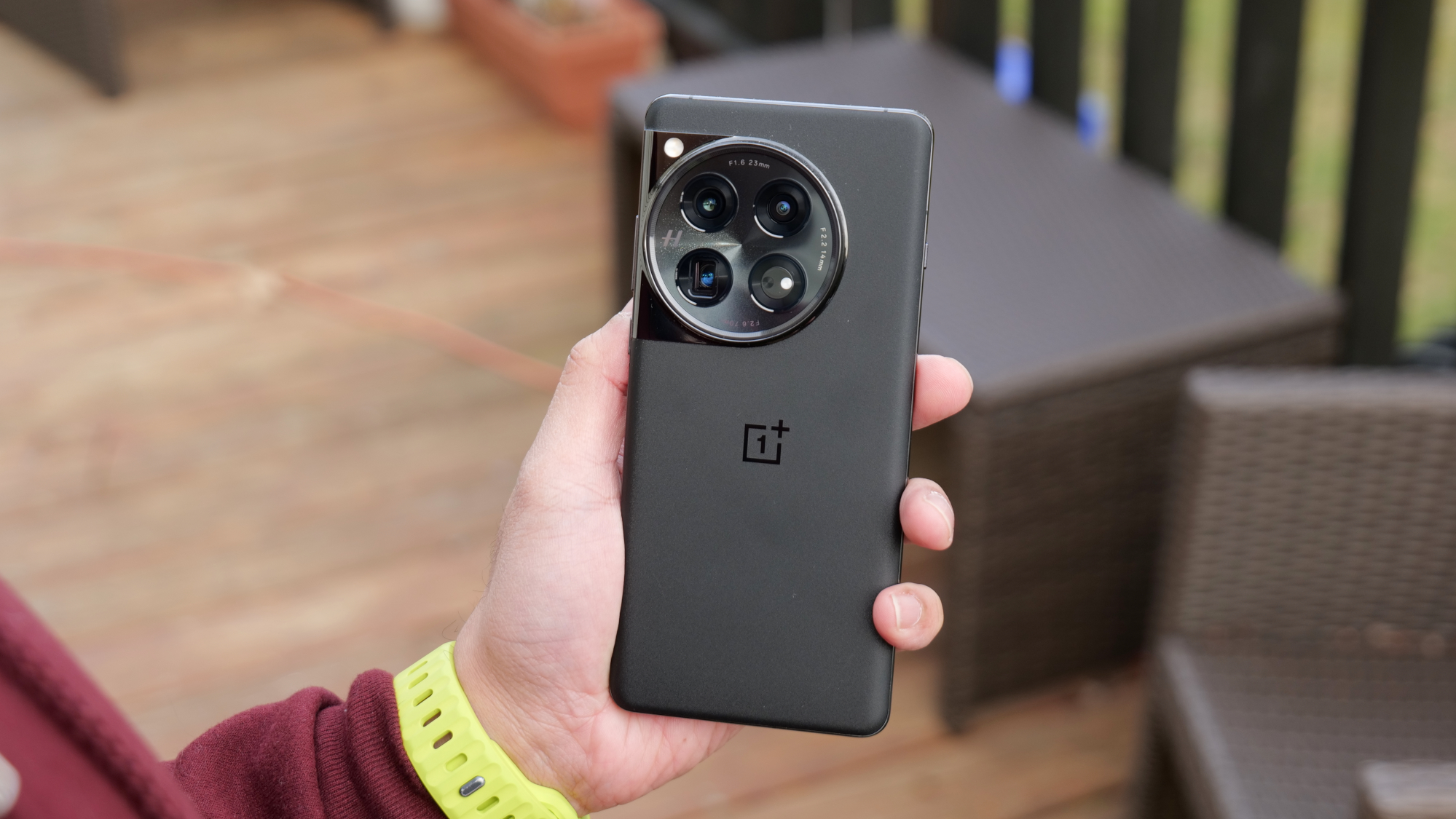 OnePlus 12 מוחזק ביד.