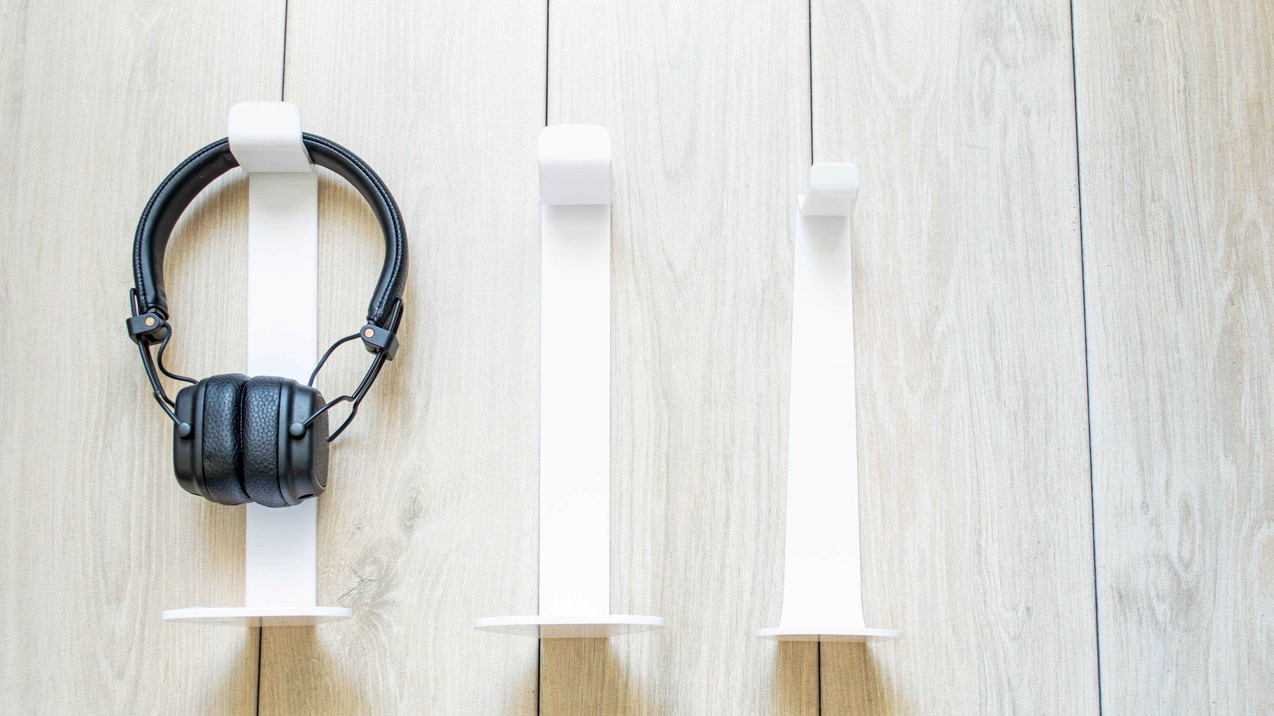 זוג אוזניות מונחות על מתלה