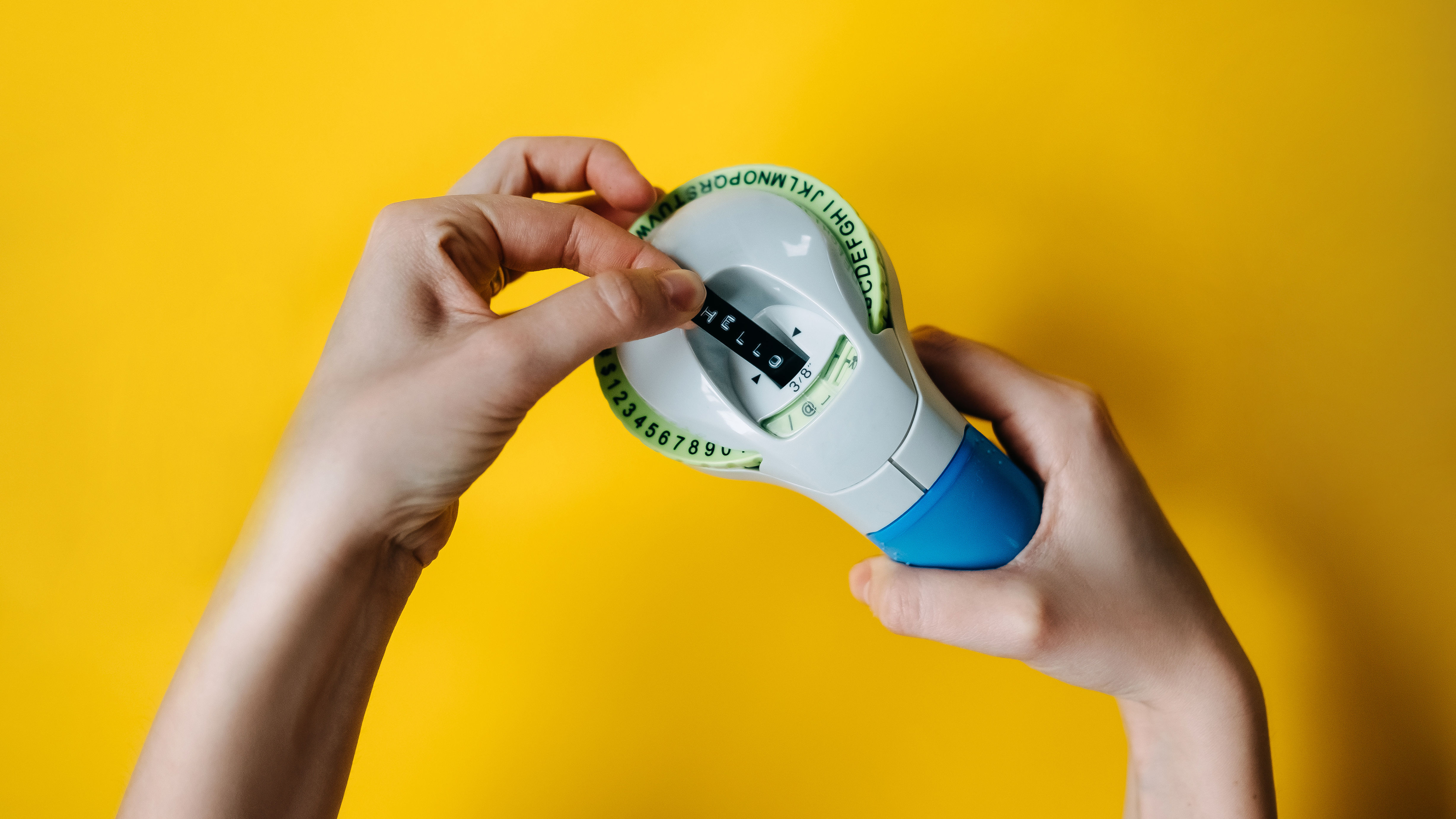 אישה אוחזת ביוצר תוויות