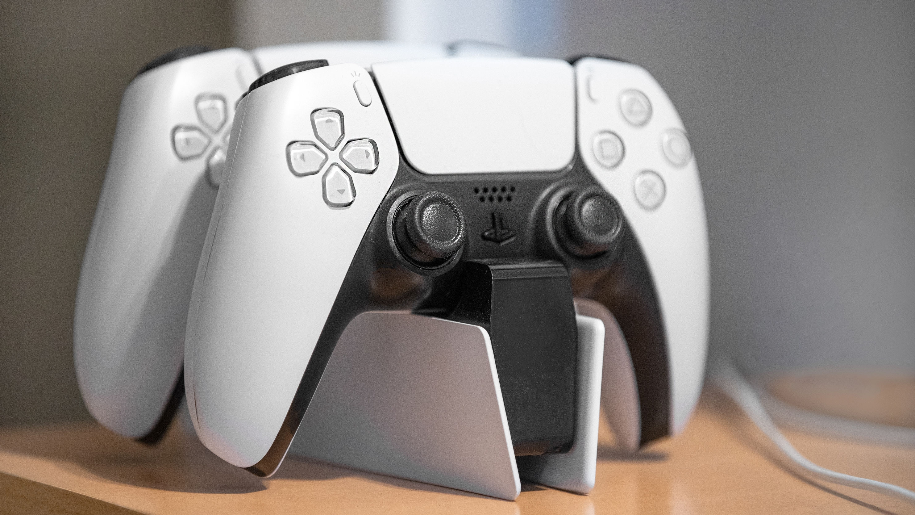 זוג בקרי PS5 DualSense במתלה