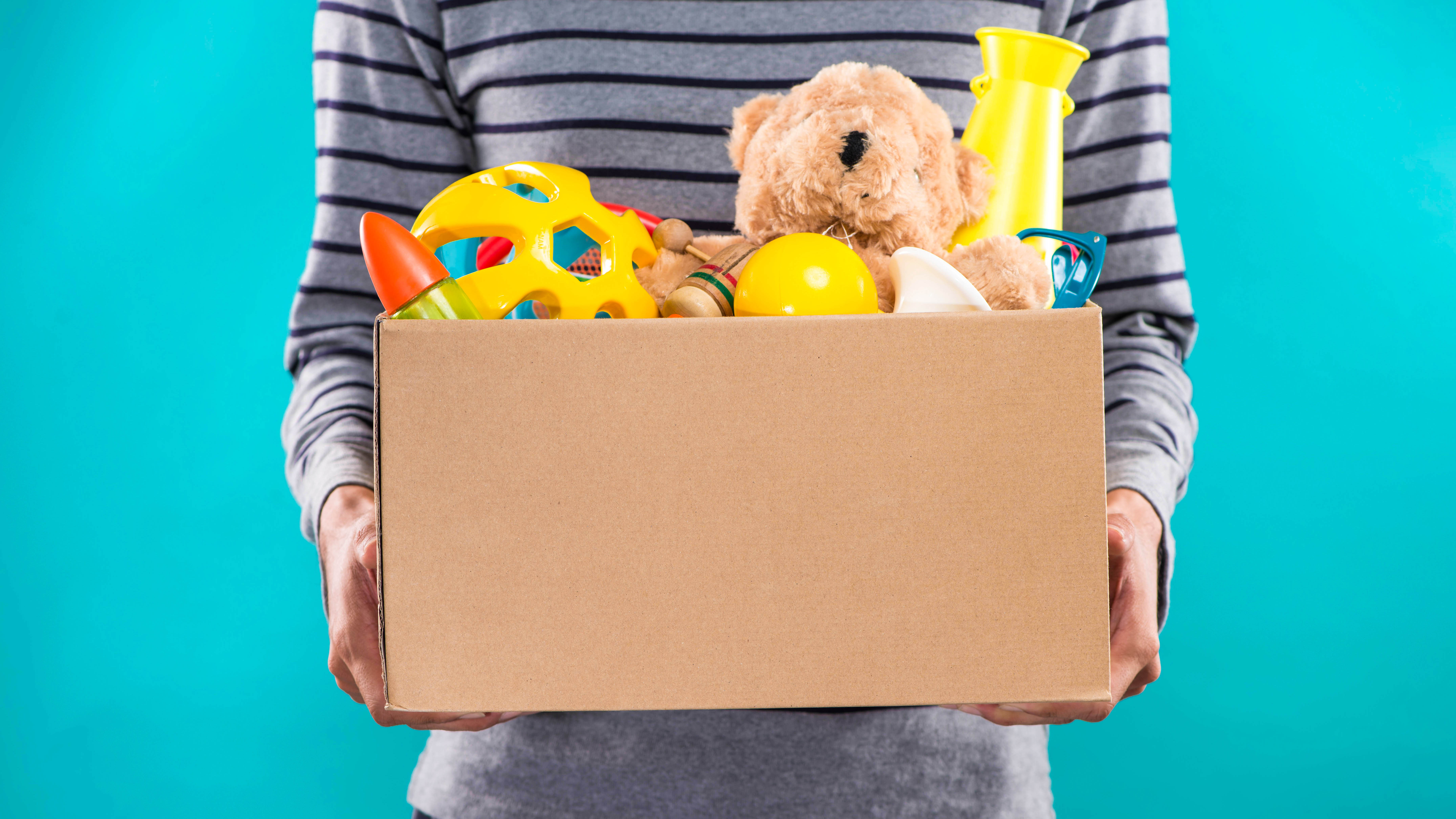 מחזיק קופסה של צעצועים לילדים