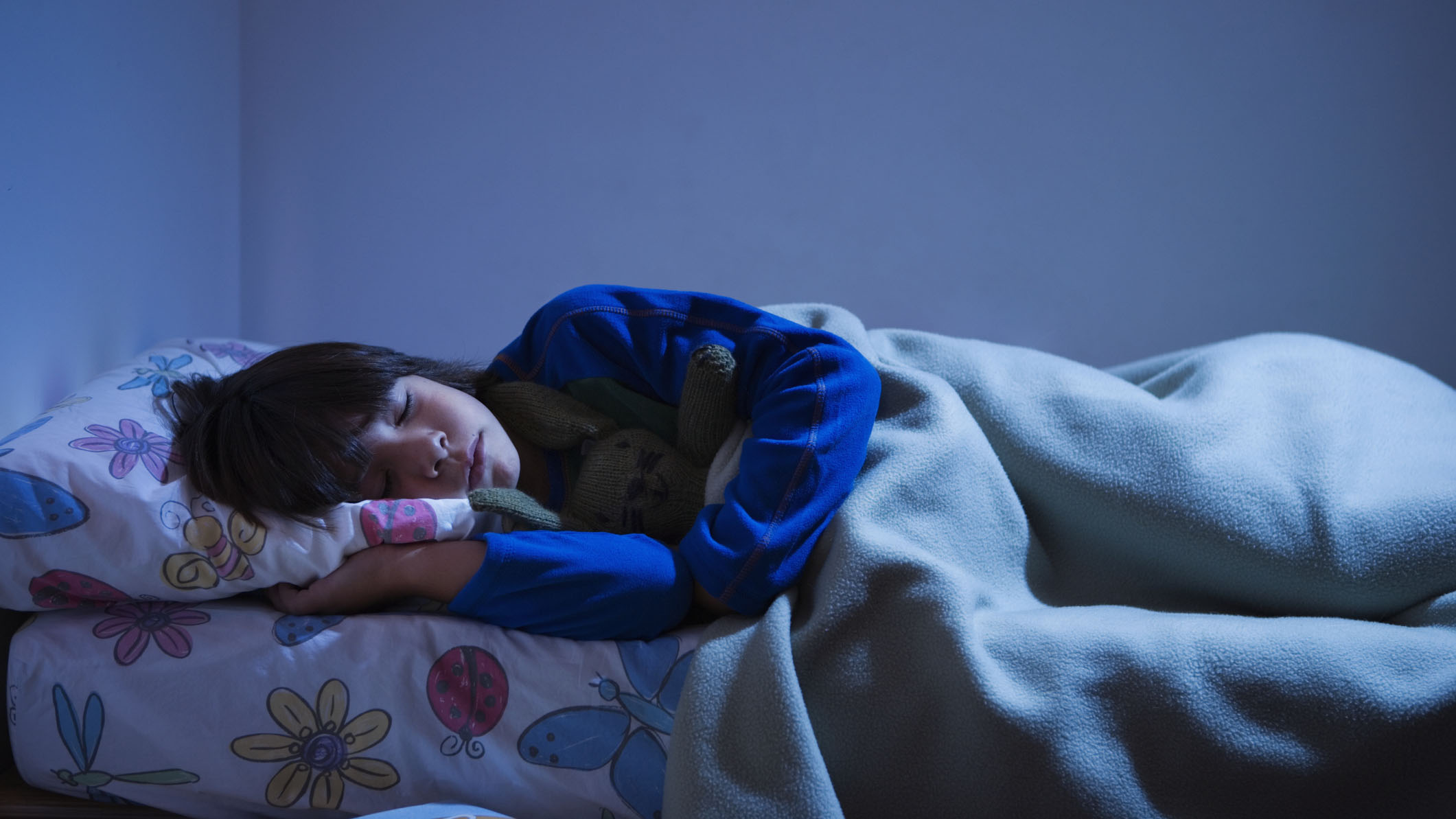 ילדה ישנה בלילה