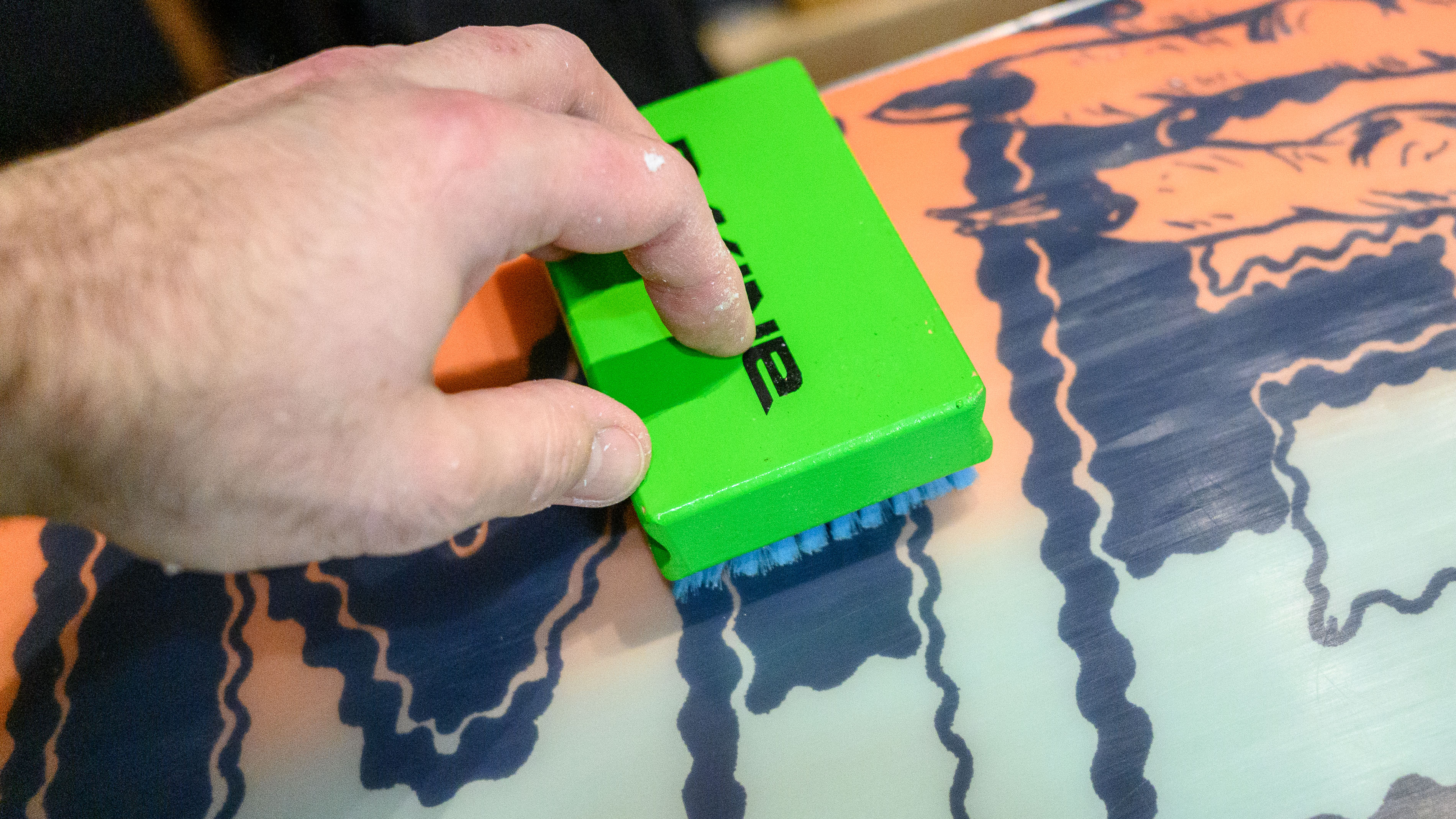 איך לעשות שעווה על סנובורד בבית.