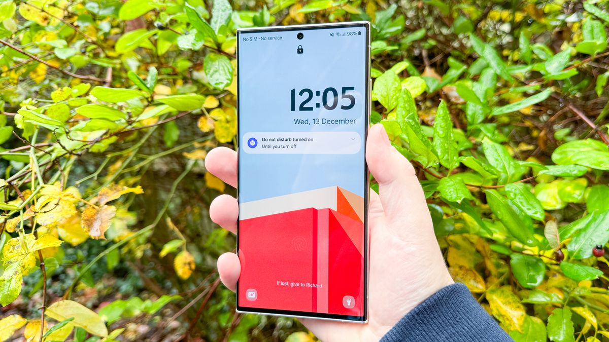 A One UI 6 lock screen on a Samsung Galaxy S23 Ultra