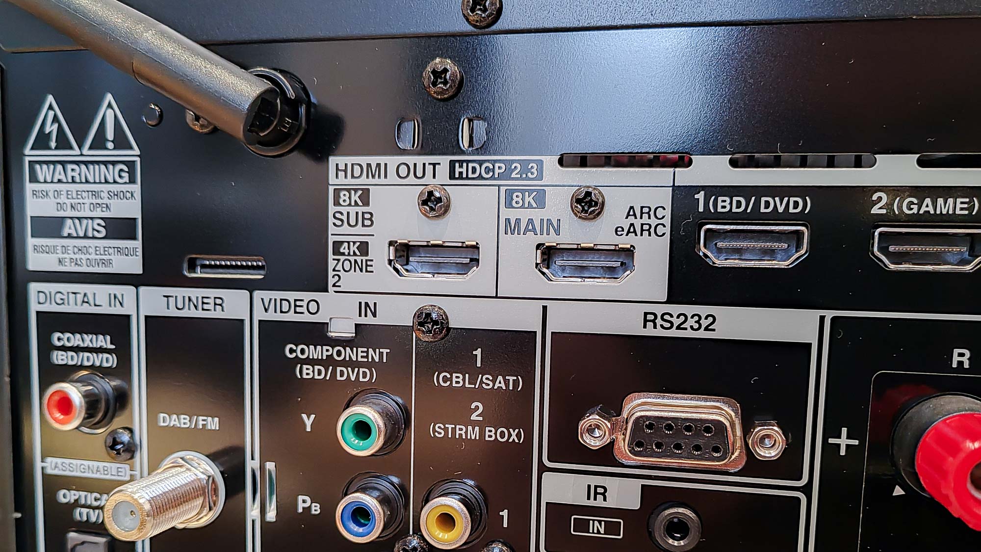 תקריב של יציאות HDMI במקלט AV Onkyo TX-NR7100