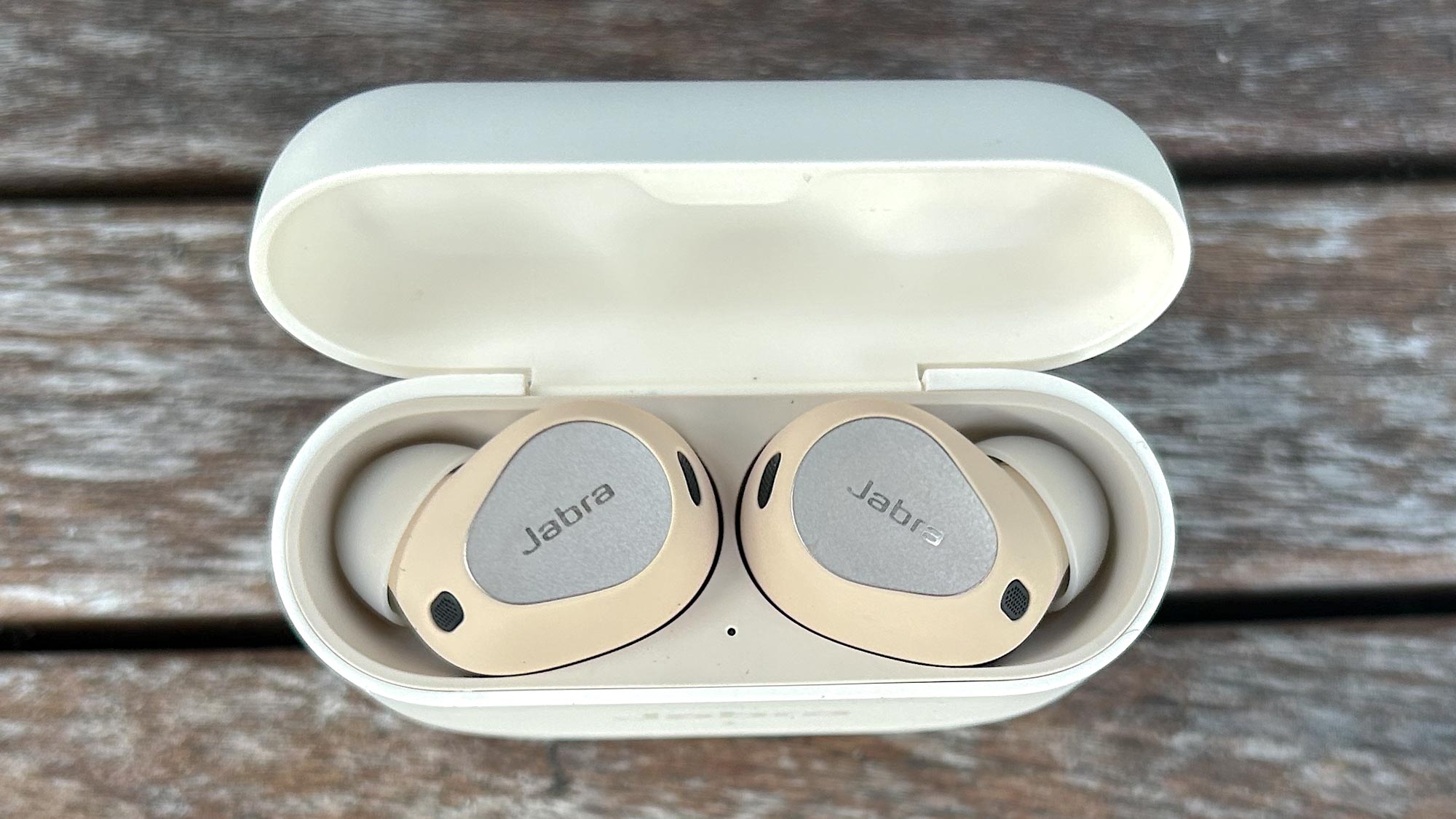 Jabra Elite 10 תקריב של אוזניות במארז טעינה עם מכסה פתוח