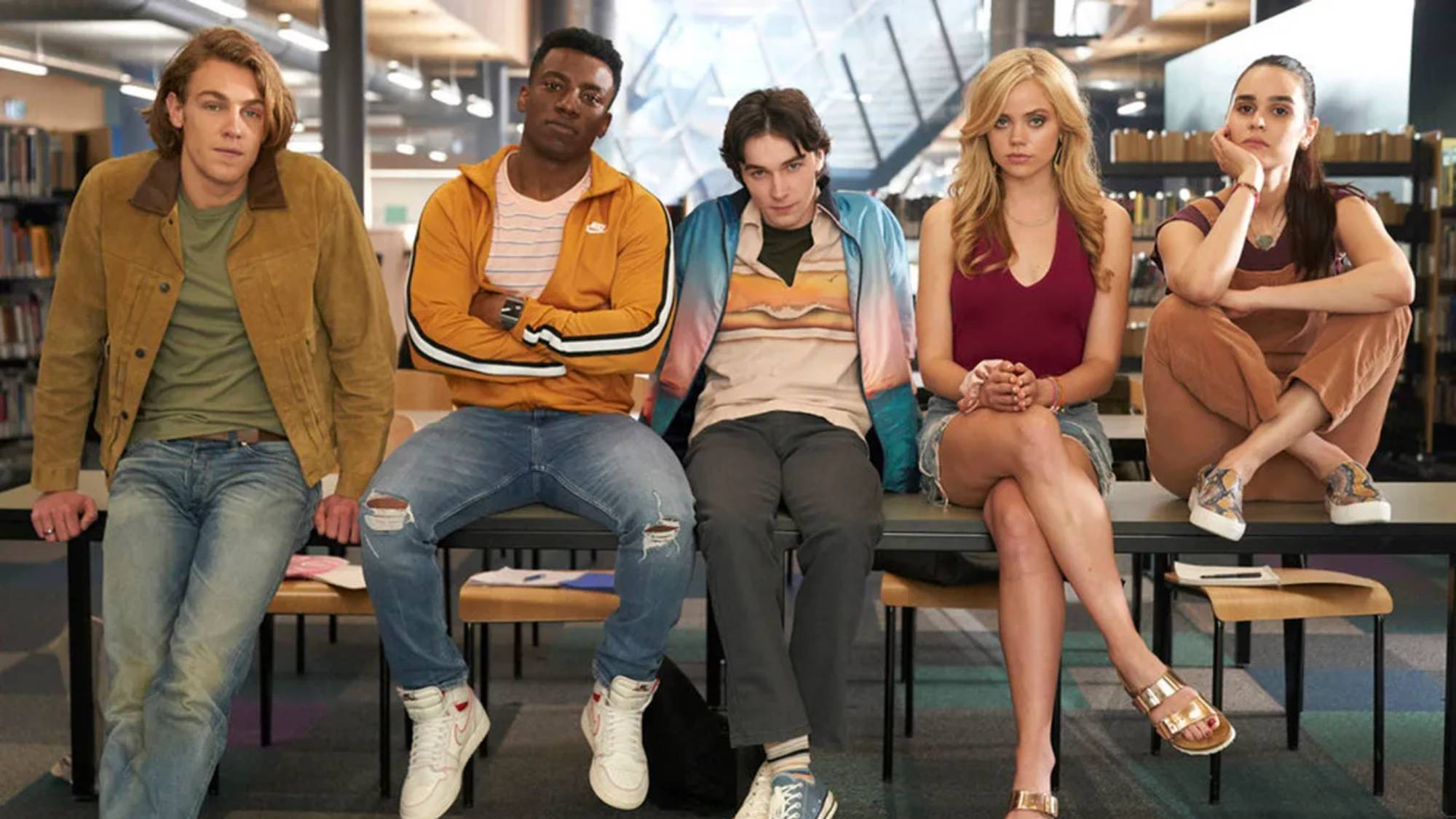 הקאסט הראשי של אחד מאיתנו הוא שוכב על טווס