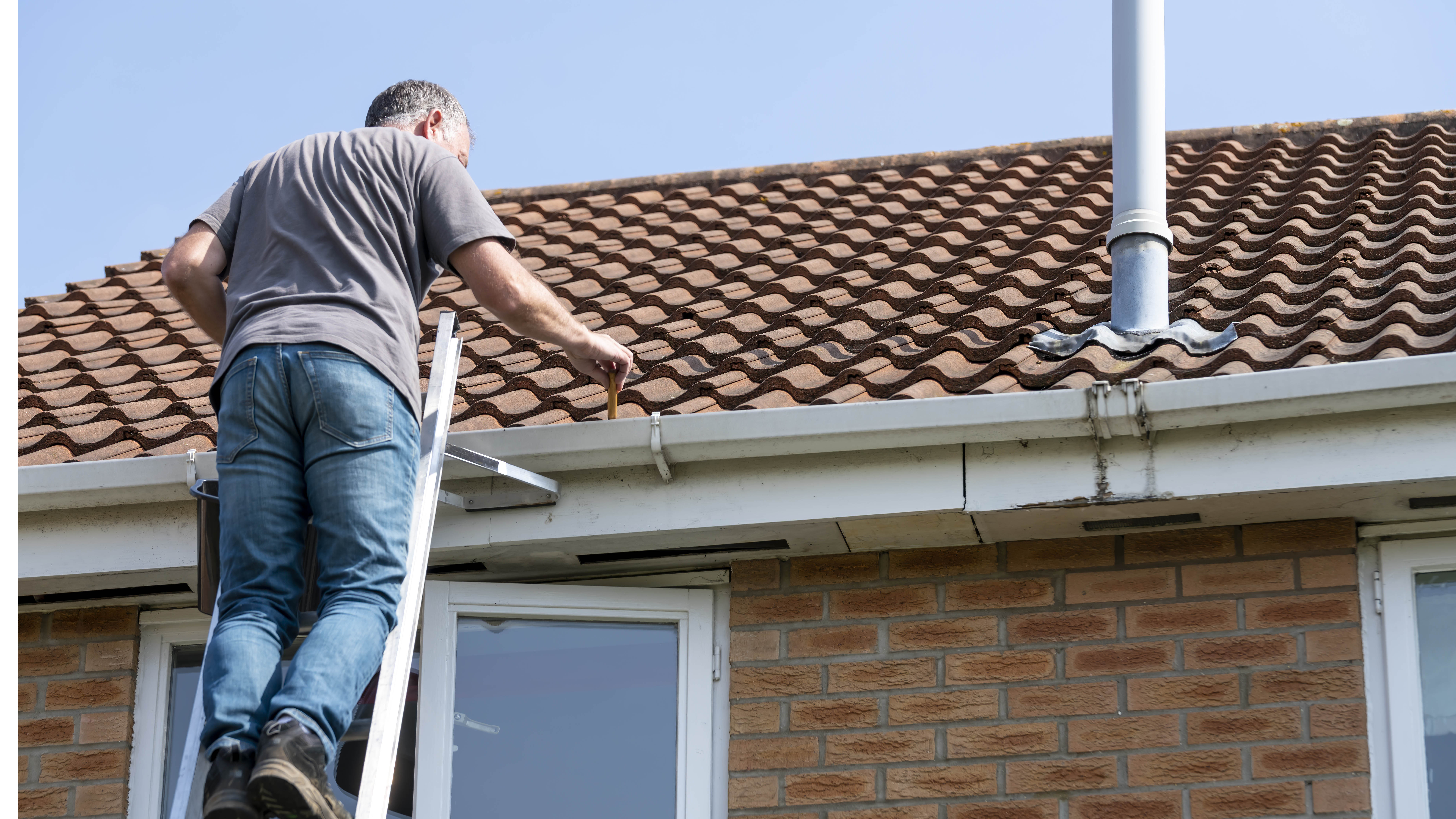 אדם בודק גג