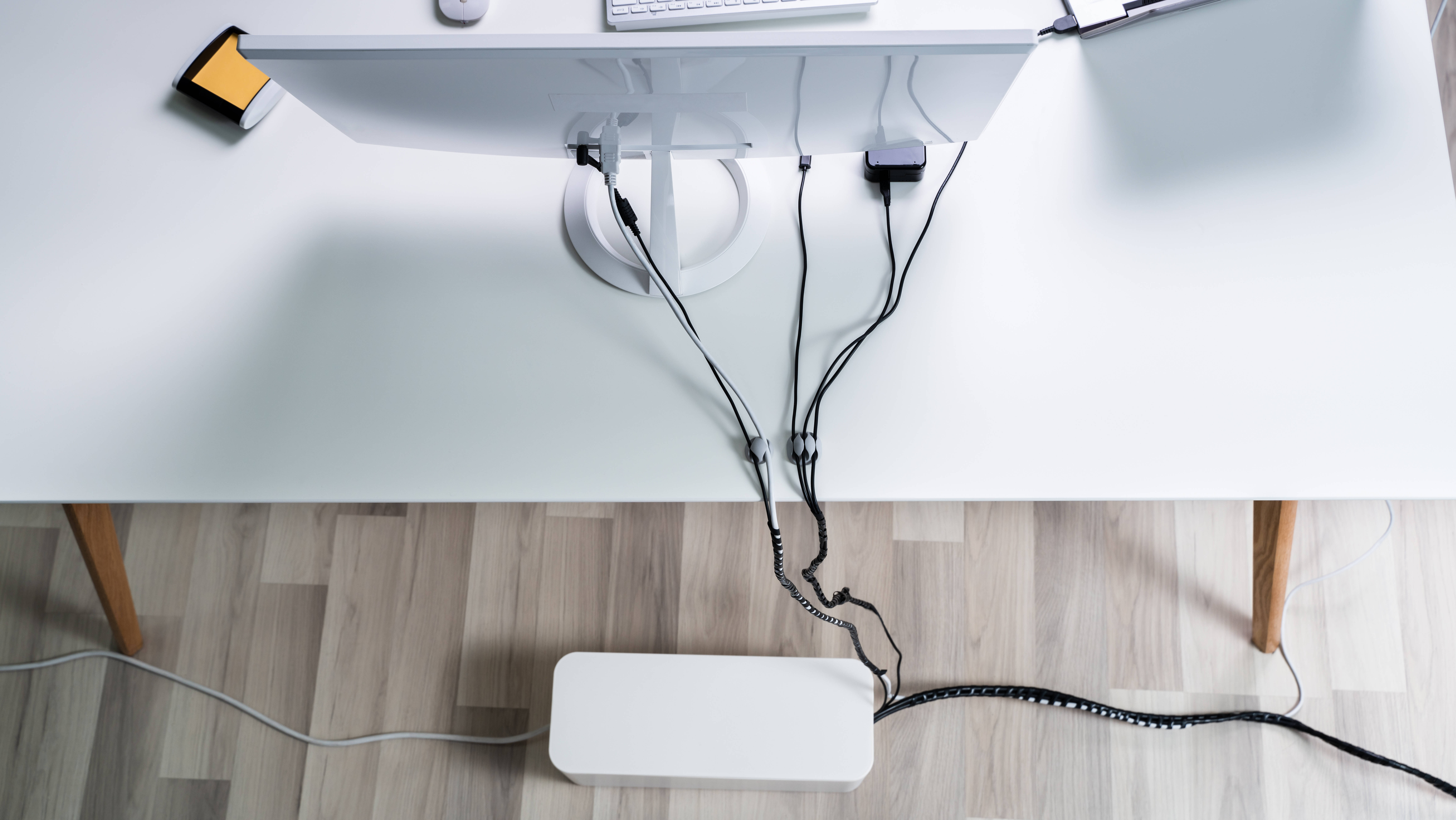 אוסף חוטים בחלק האחורי של מחשב מסודר בצורה מסודרת