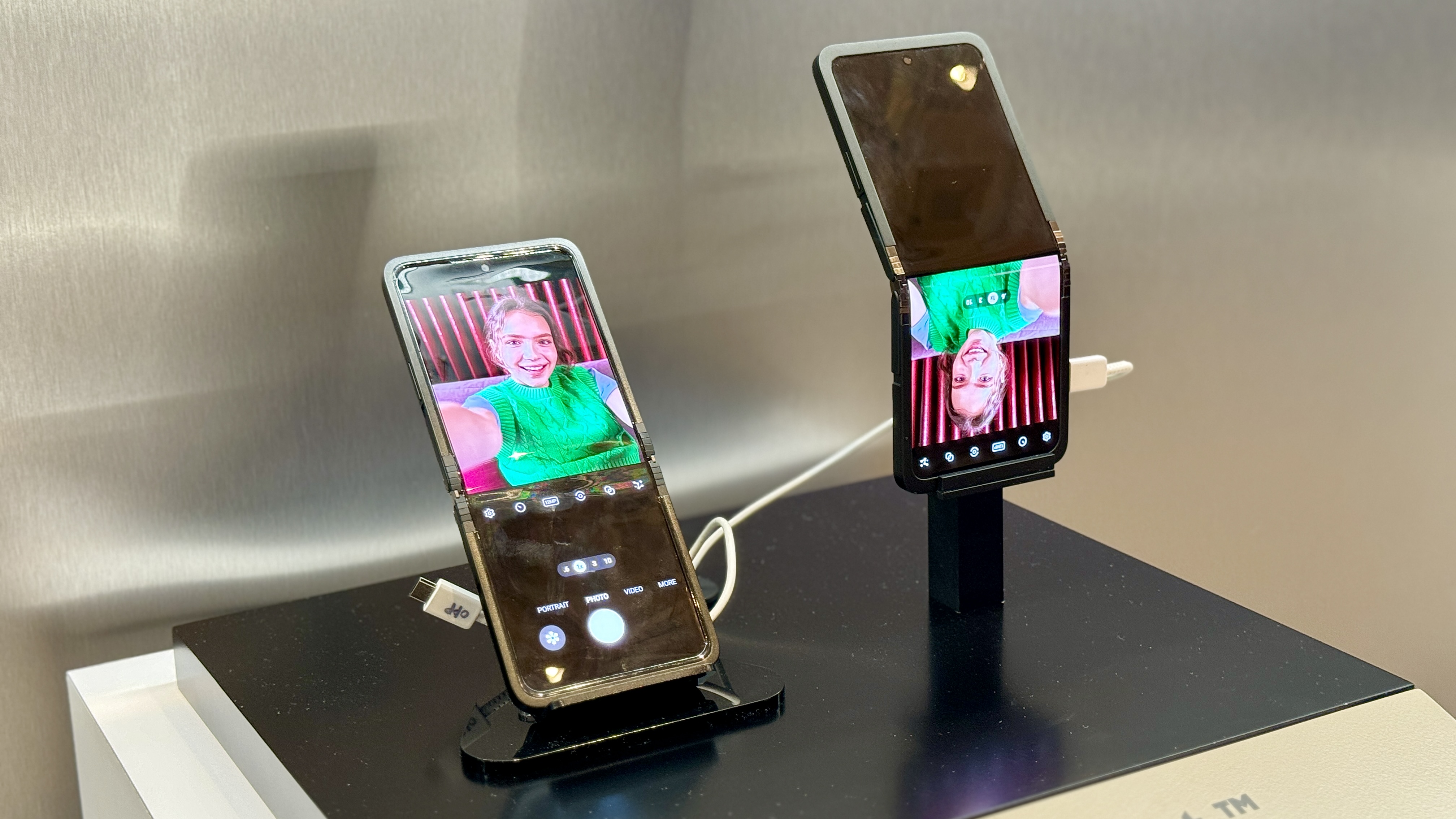 תפיסת Samsung Display OLED Flex In and Out Concept