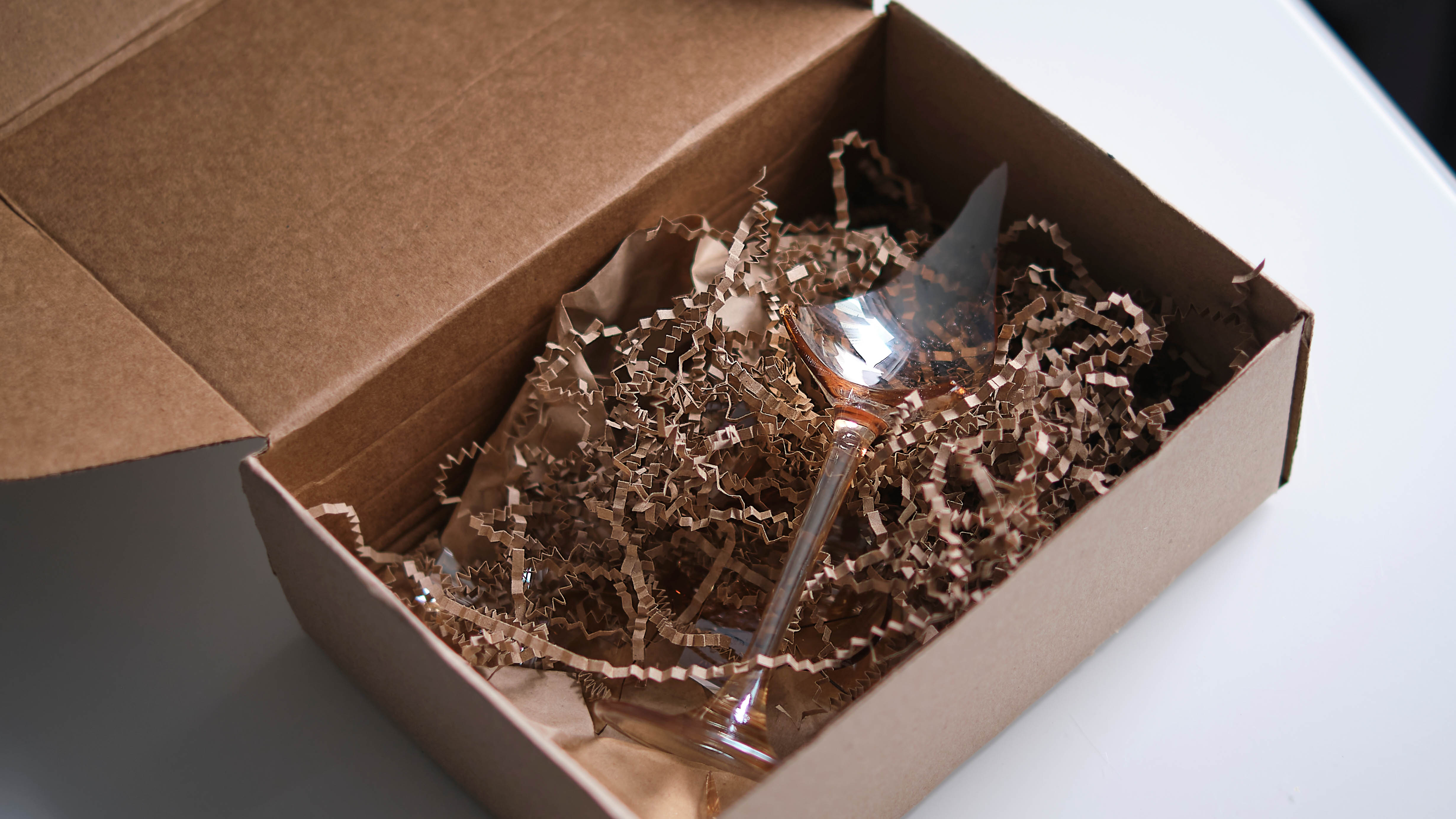 כוס יין שבורה בקופסה