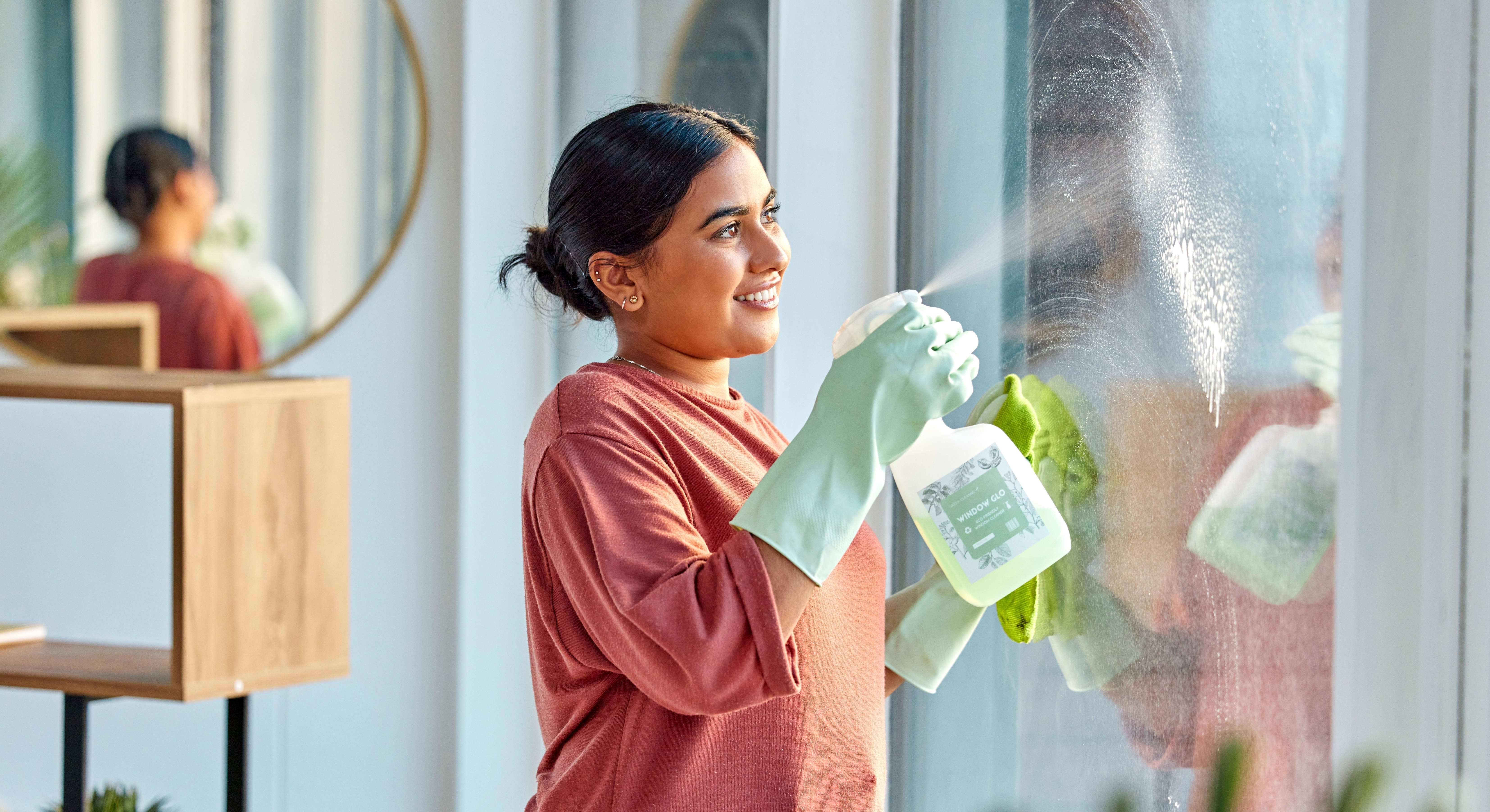 אישה מנקה בתוך חלונות