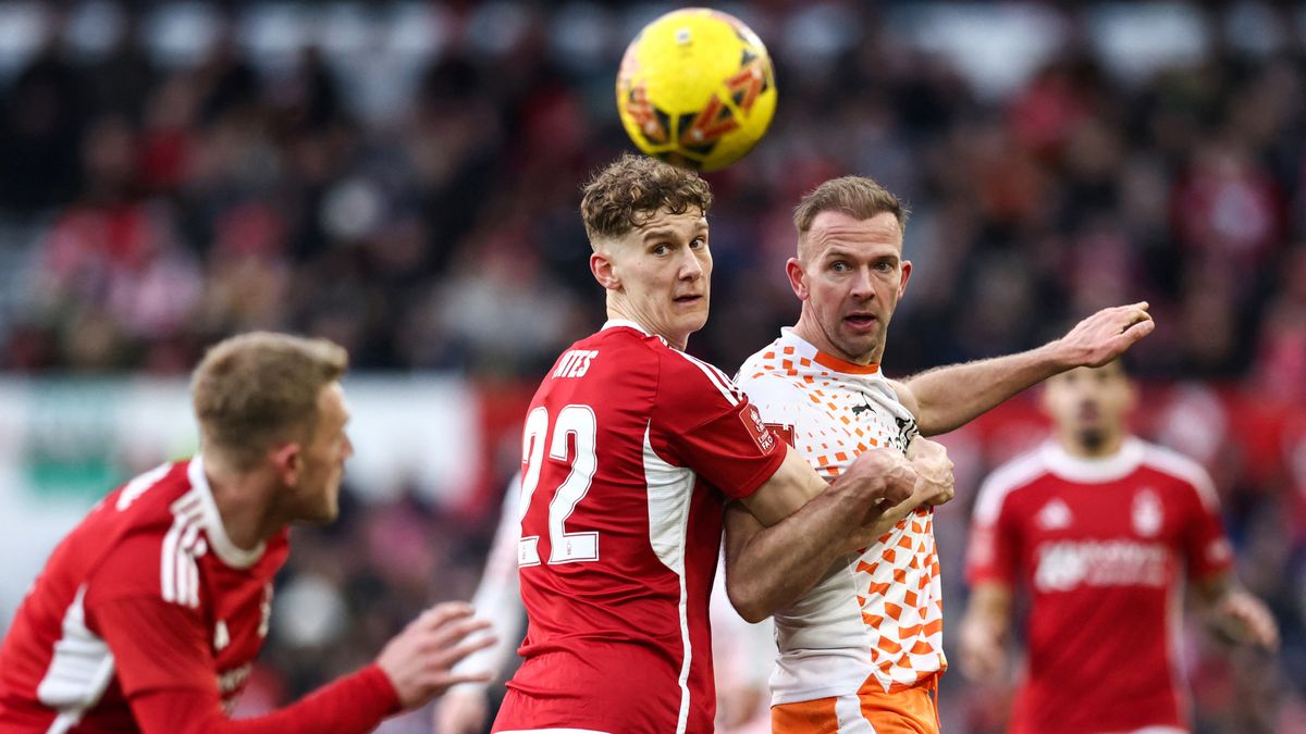 Ryan Yates (L) and Jordan Rhodes (R) fight for the ball ahead of the Blackpool vs Nott