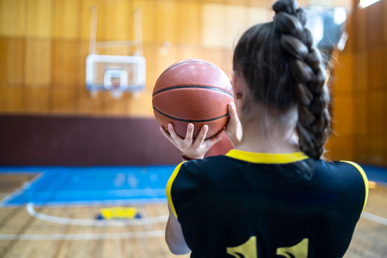 "האימון נכשל", אומרים המבקרים על משחק כדורסל בתיכון פגום באנטישמיות