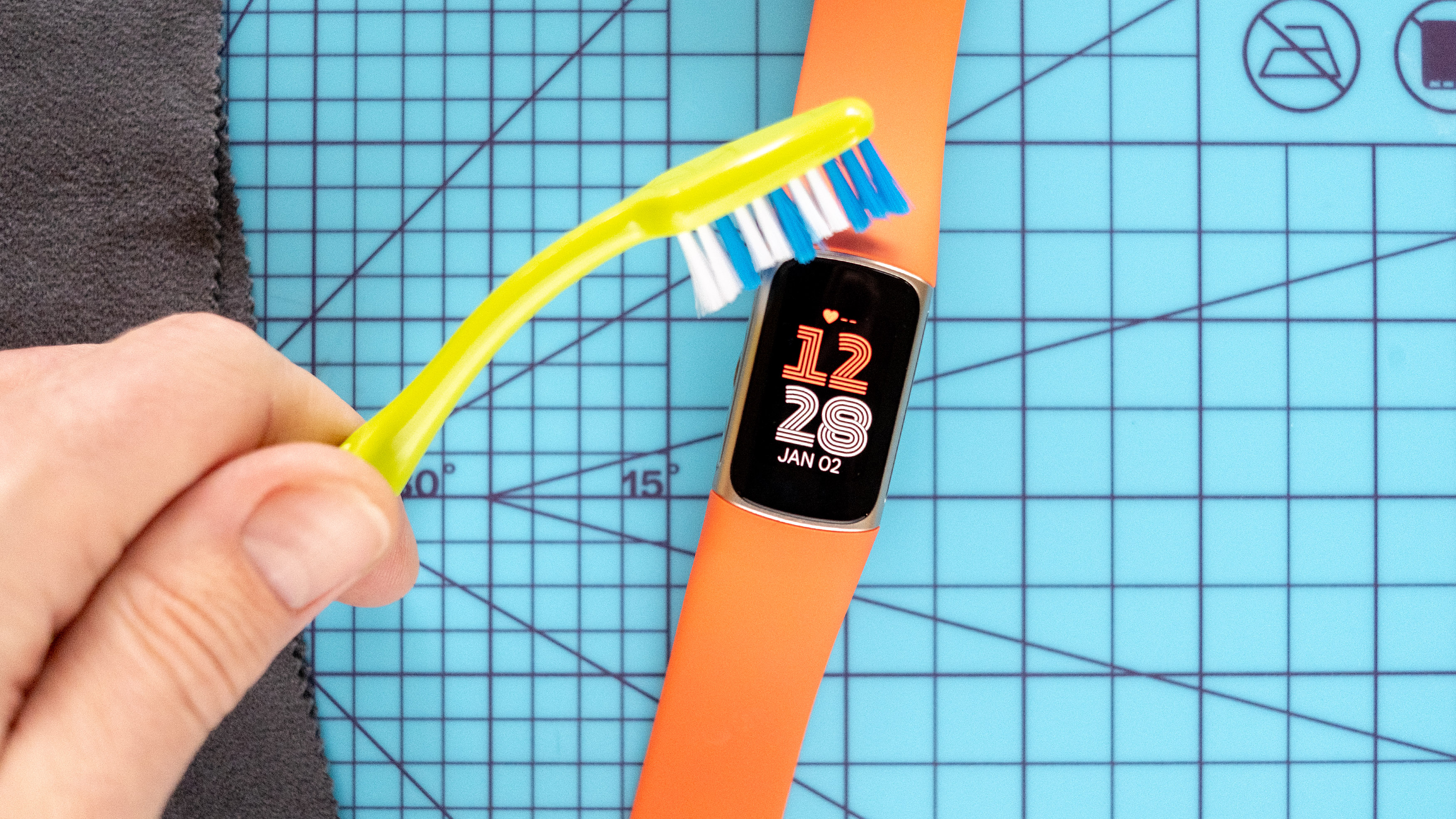 Fitbit Charge 6 נשפשף עם מברשת שיניים.