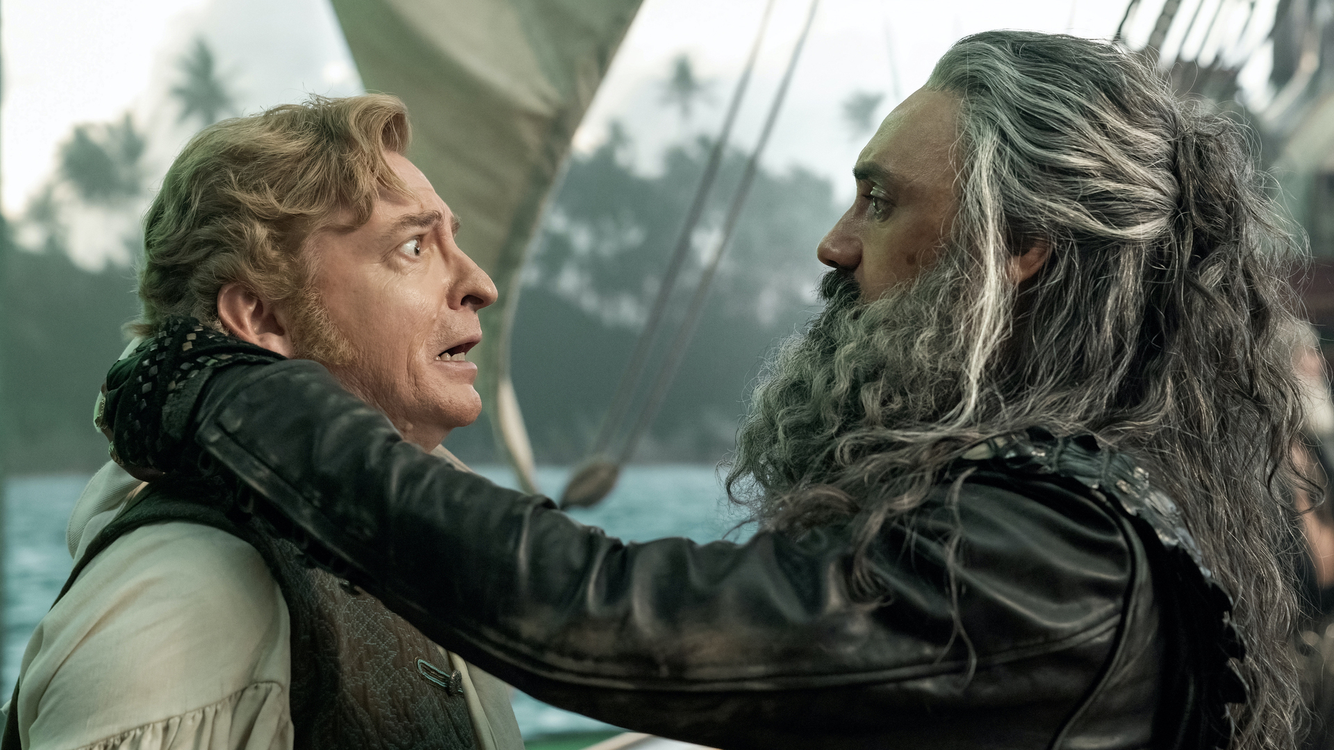 רייס דארבי בתור סטד בונט וטאיקה ווייטי בתור קפטיין שחור הזקן ב-Our Flag Means Death