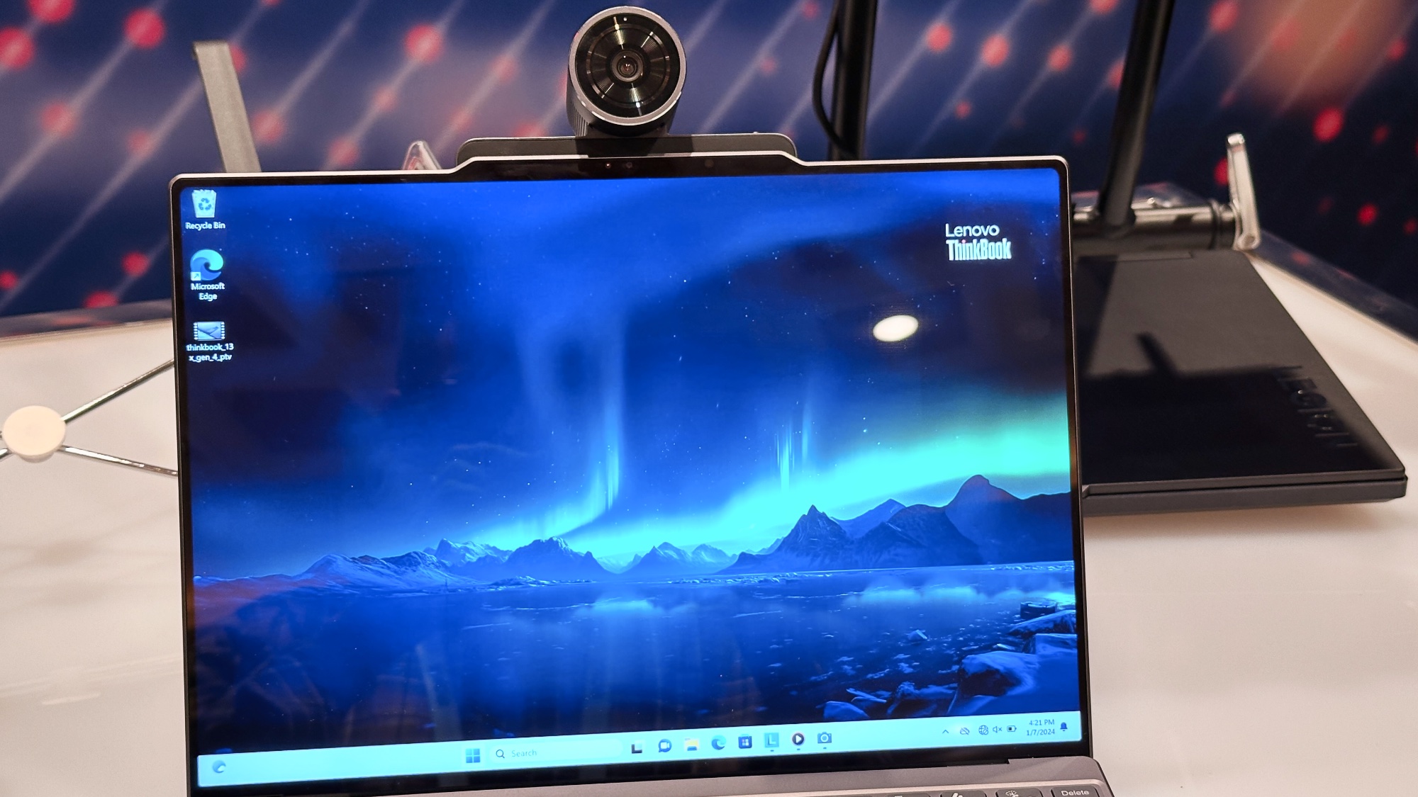 Lenovo ThinkBook 13x Gen 4 עם Magic Bay Studio