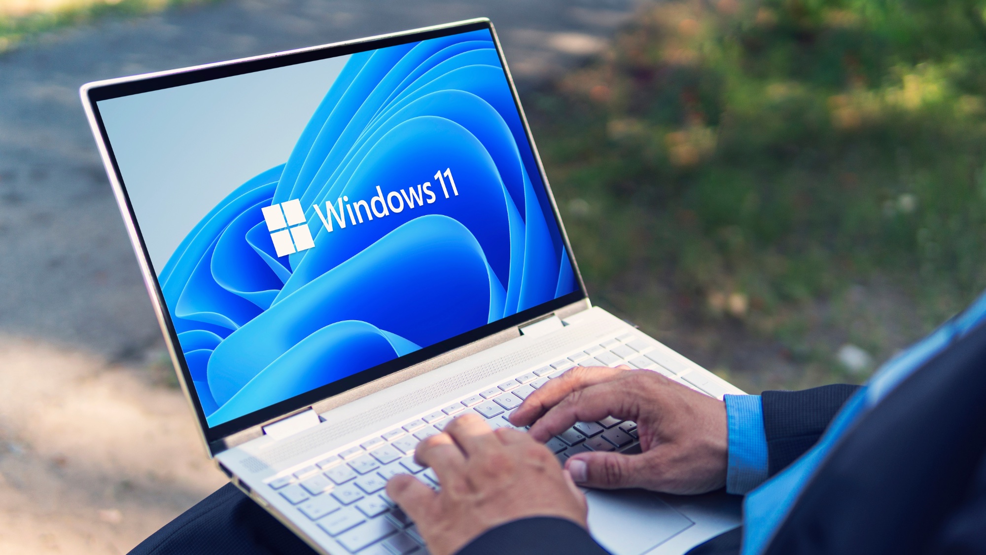 אדם מקליד במחשב נייד Windows 11