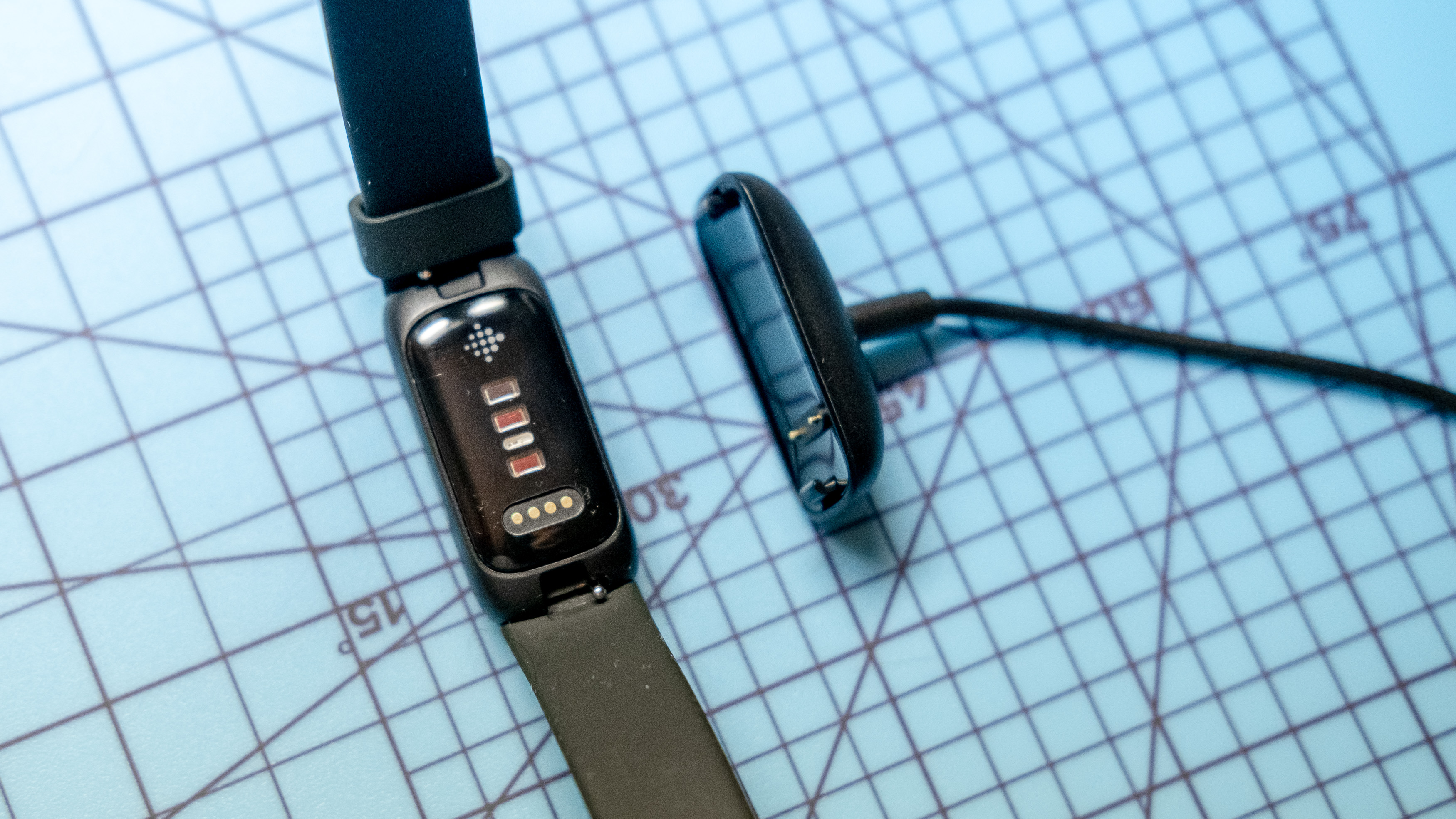 כיצד להגדיר את Fitbit Inspire 3: חיבור המכשיר למטען.