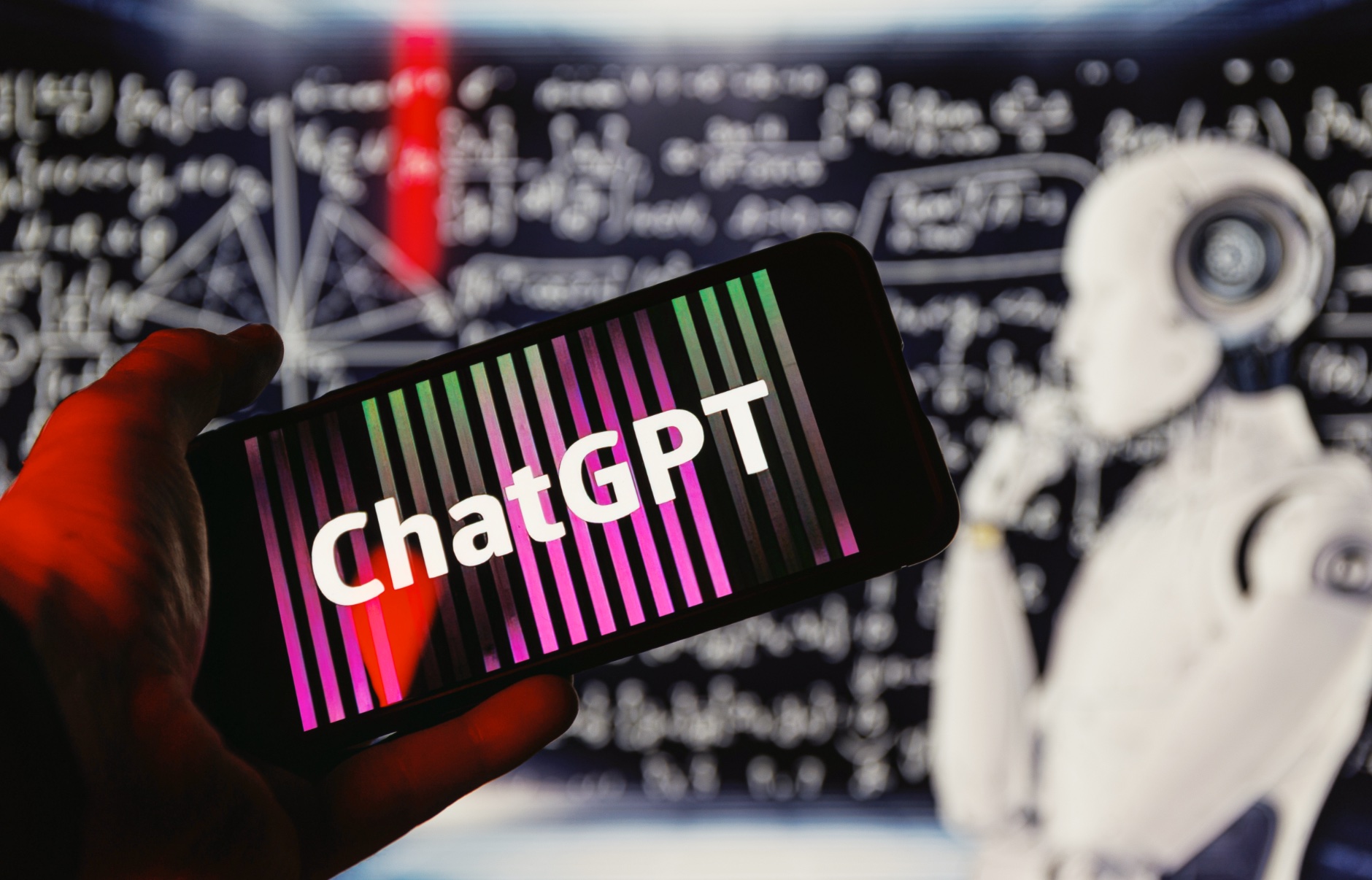 לוגו ChatGPT בטלפון מול חשיבה רובוטית
