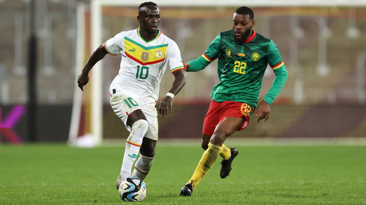 Olivier Ntcham (R) tracks Sadio Mane (L) ahead of the Senegal vs Cameroon live stream