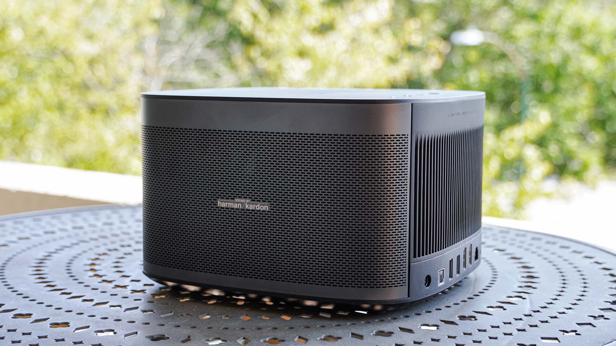 מקרן Xgimi Horizon Pro על שולחן